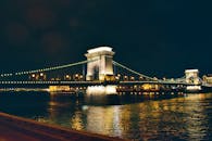夜色中，匈牙利布达佩斯多瑙河上灯火通明的塞切尼链桥格外迷人