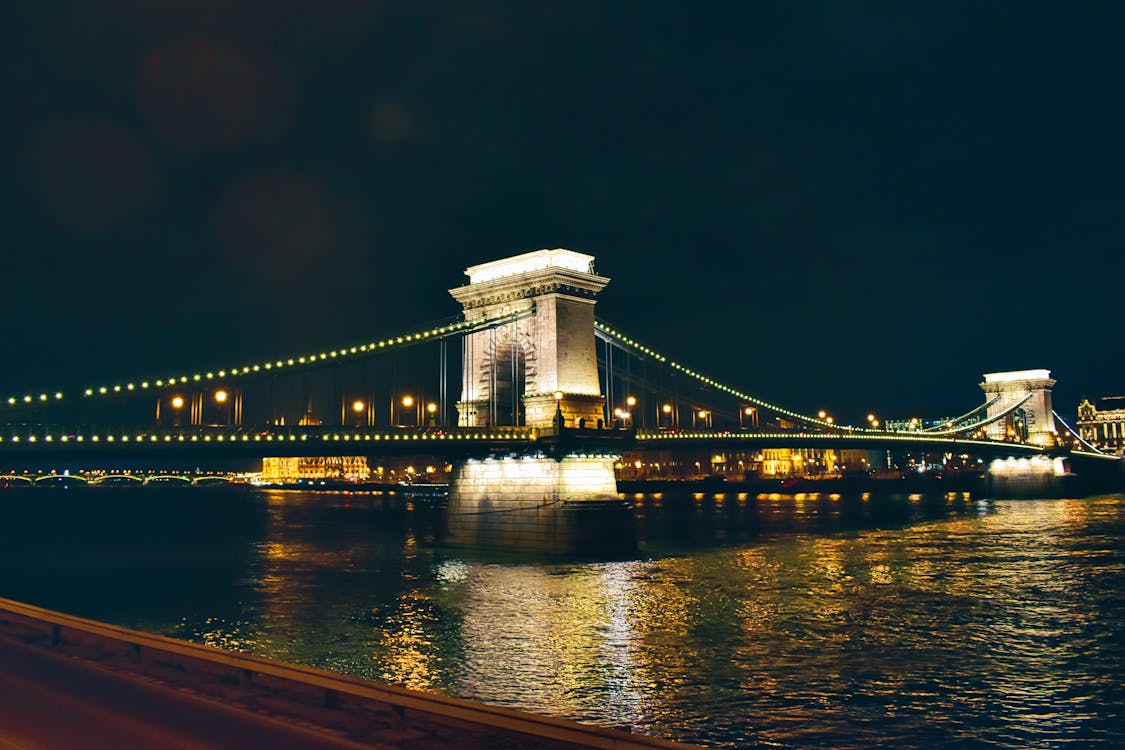 Jembatan Dengan Lampu Saat Malam Hari