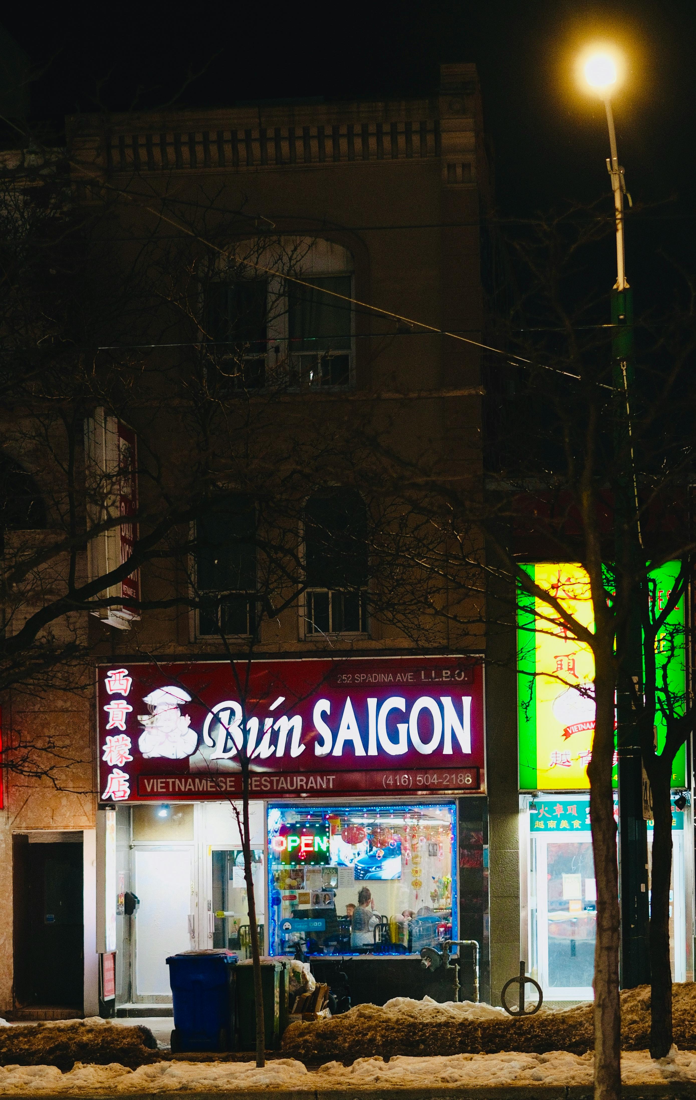 Gratis Una vivace scena notturna del ristorante vietnamita Bun Saigon con insegne luminose a Toronto. Foto a disposizione