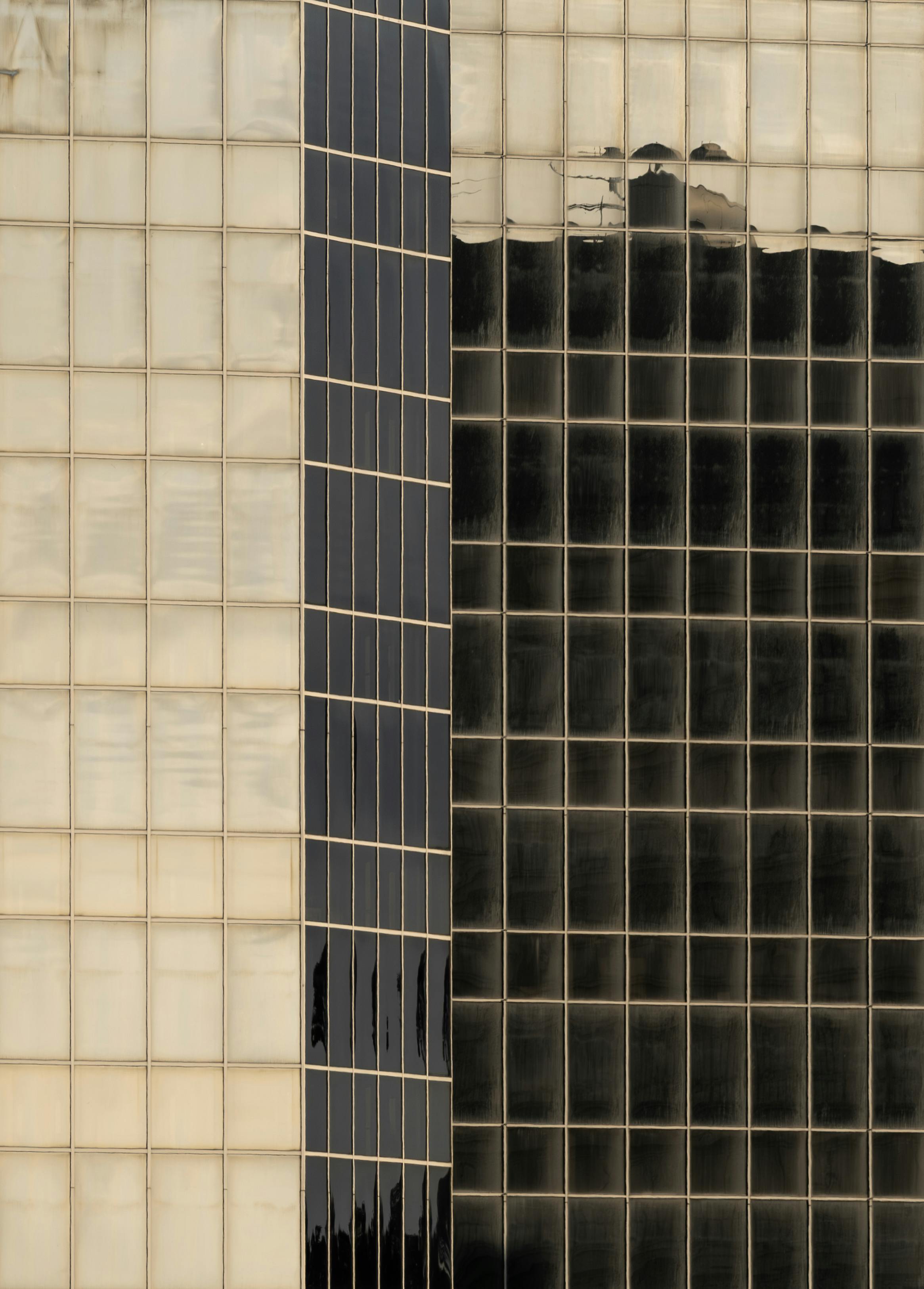 grátis Design arquitetônico moderno com texturas de vidro reflexivo e linhas geométricas. Foto profissional