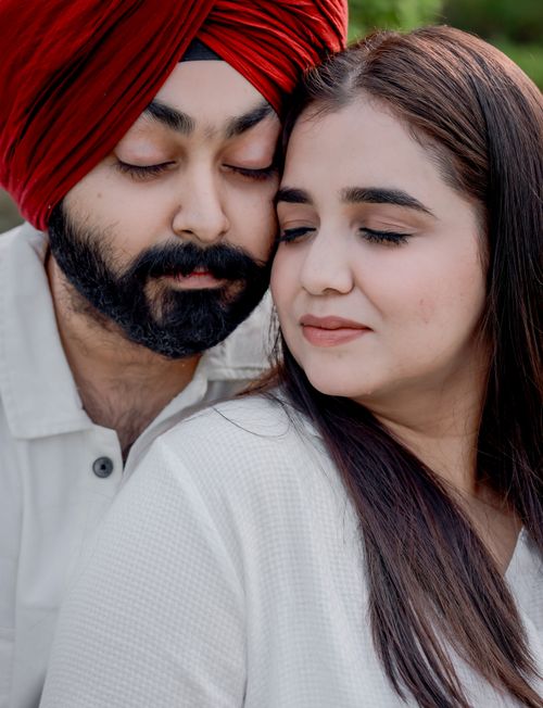 Free A heartwarming photo of a loving couple in an outdoor setting, embracing gently. Stock Photo