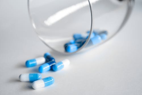 Fotografía De Profundidad De La Píldora De Medicación Azul Y Blanca