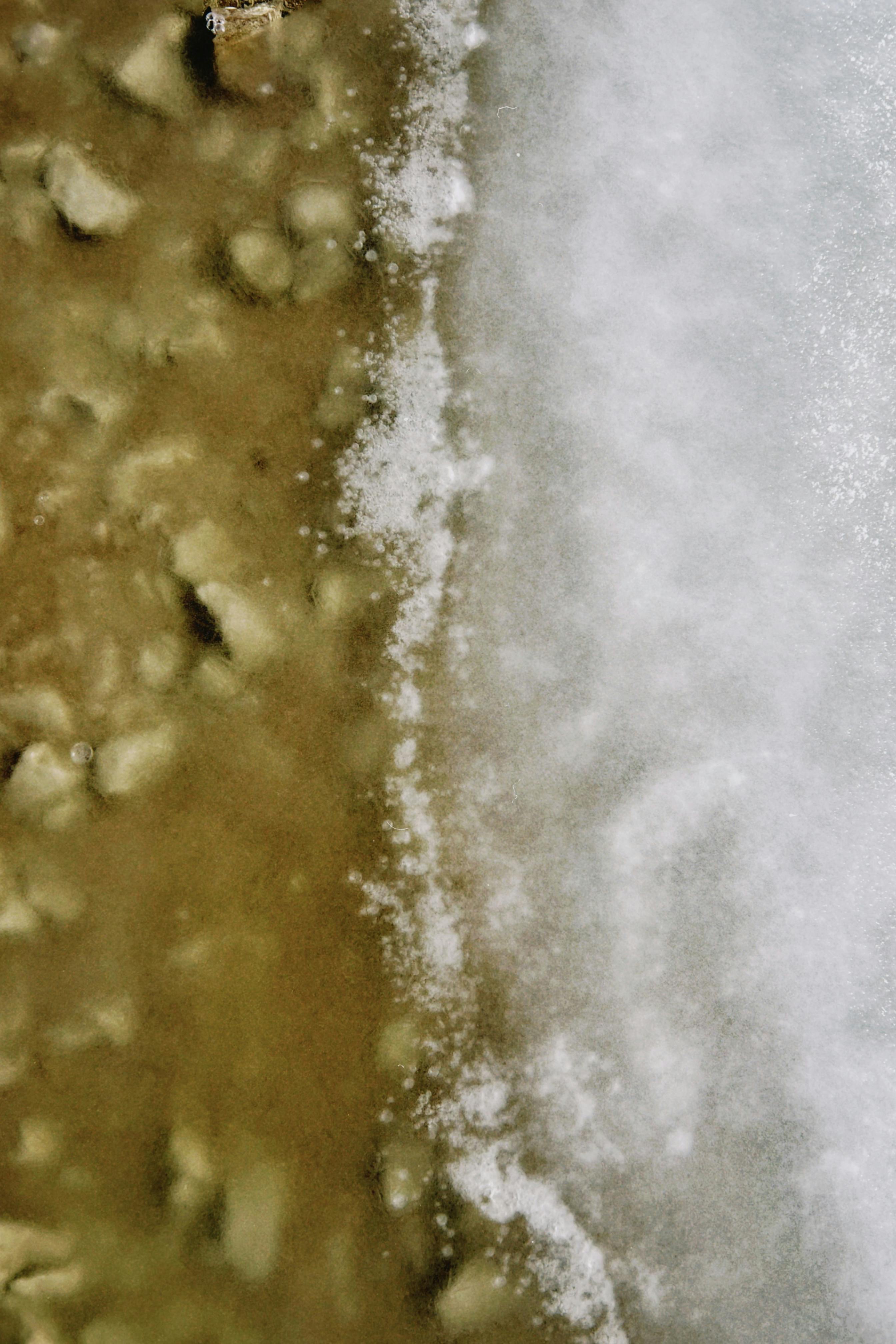 Δωρεάν Κοντινό πλάνο παγωμένης όχθης ποταμού με χιόνι και βράχους, που αποτυπώνει την χειμερινή υφή. Φωτογραφία από στοκ φωτογραφιών