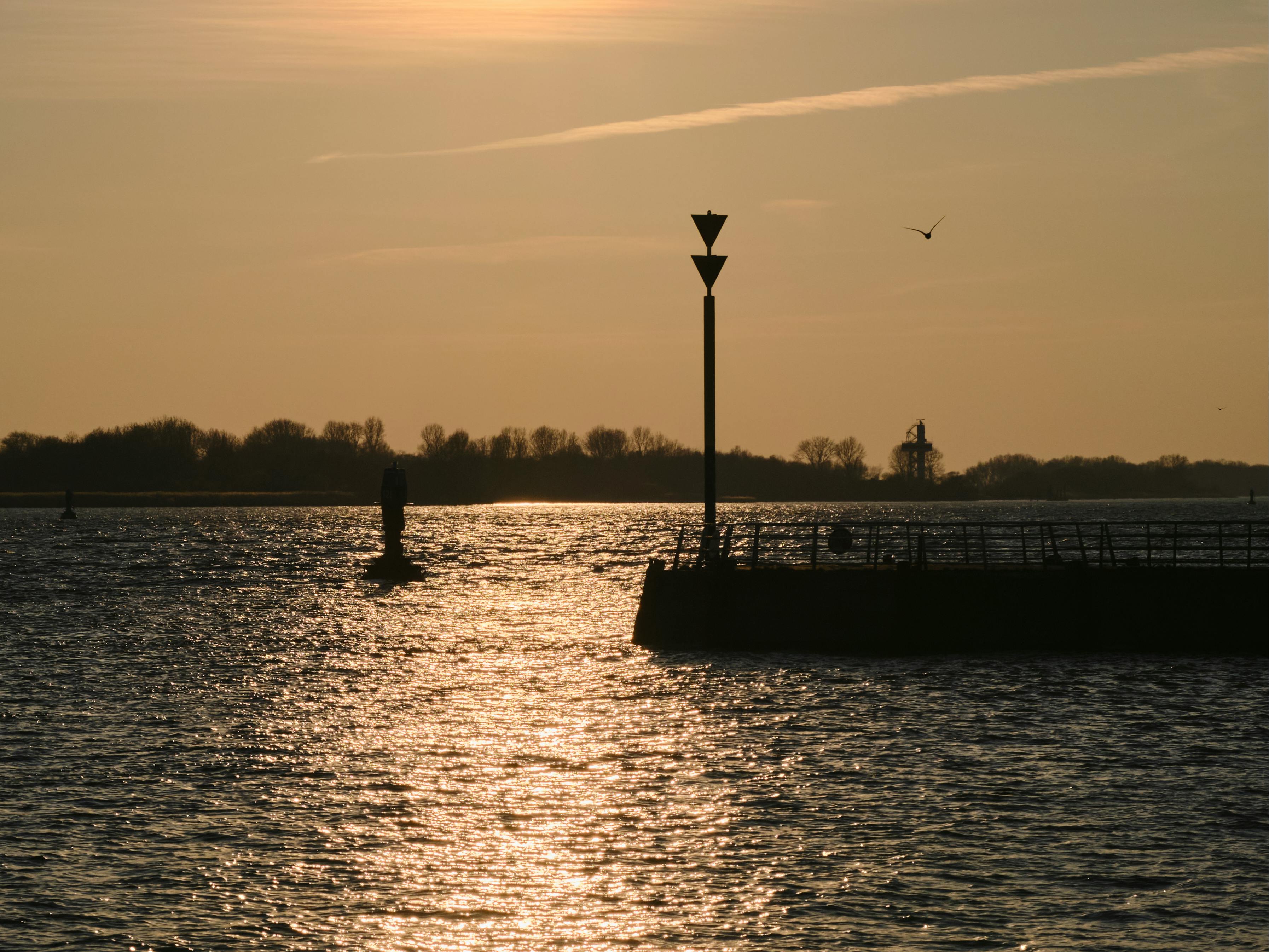 Miễn phí Cảnh hoàng hôn tuyệt đẹp trên sông Elbe ở Hamburg, ghi lại những phản chiếu và bóng hình tĩnh lặng trên mặt nước. Ảnh lưu trữ