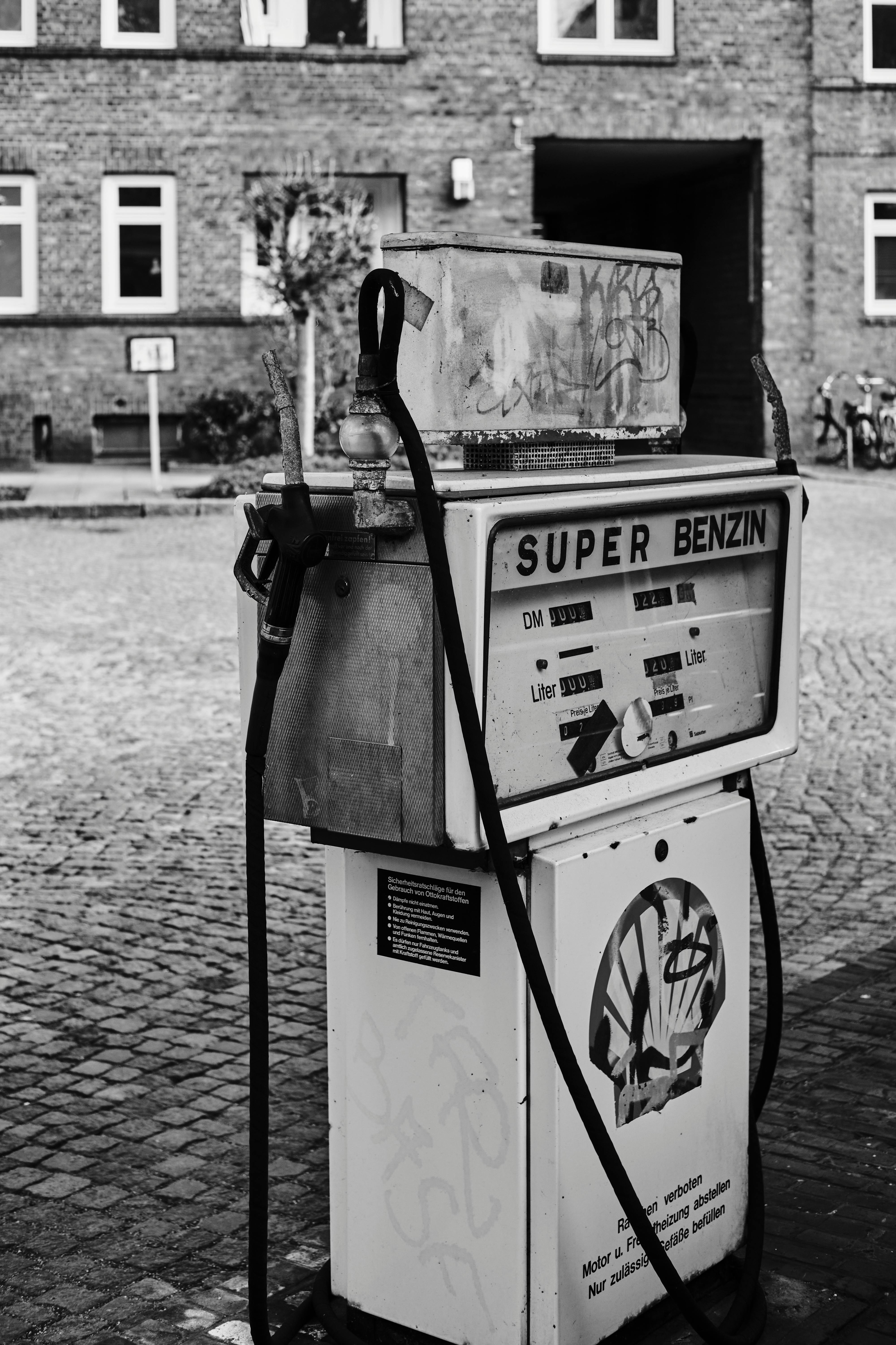De franc Imatge en blanc i negre d'una gasolinera antiga a Hamburg, Alemanya. Foto d'estoc
