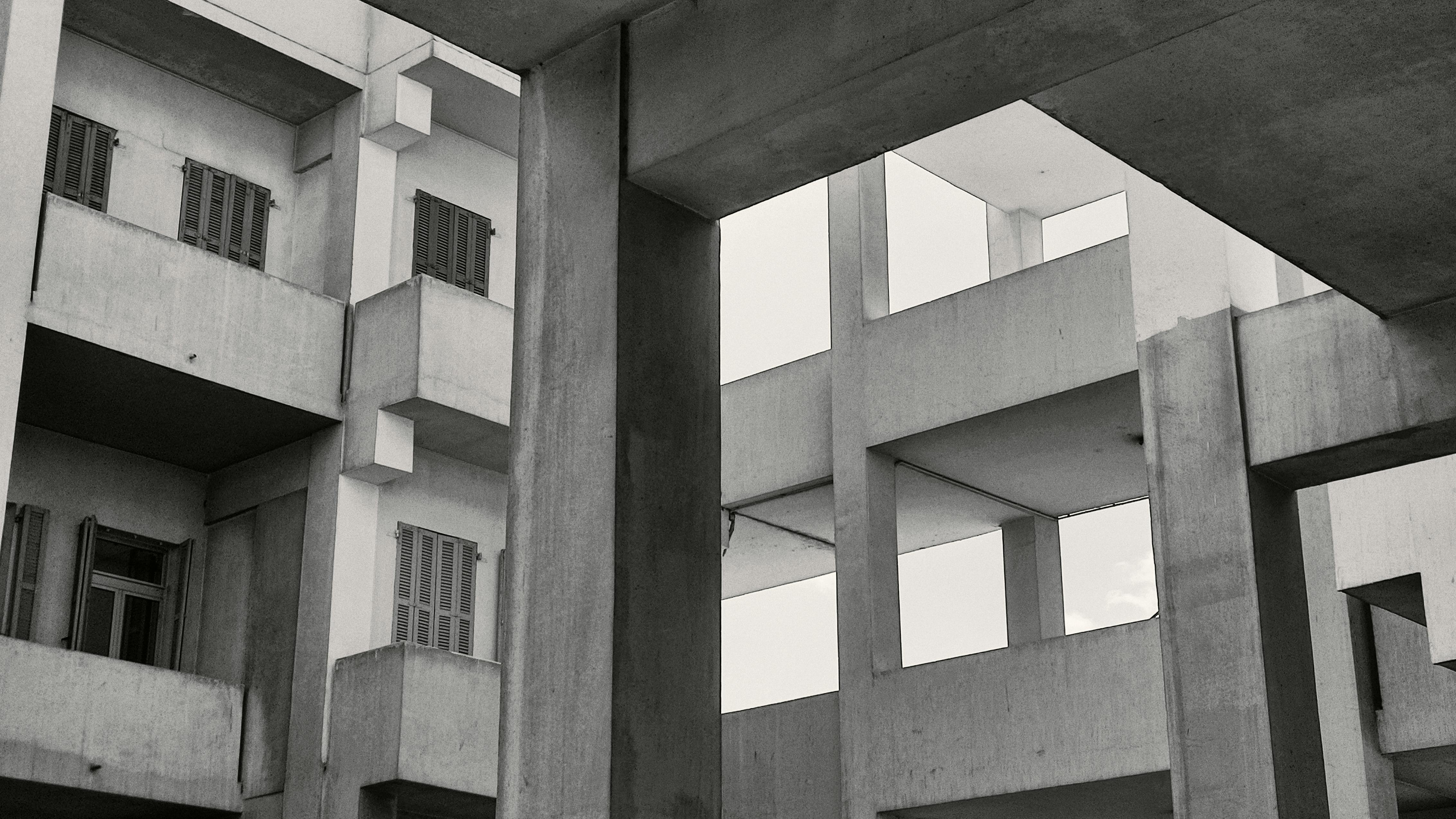 Zadarmo Čiernobiela fotografia modernej geometrickej architektúry v Egypte s betónovými konštrukciami. Fotka z fotobanky