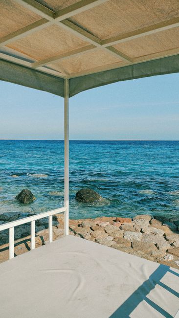 Vue panoramique de la mer Rouge depuis une cabane de plage à Hurghada