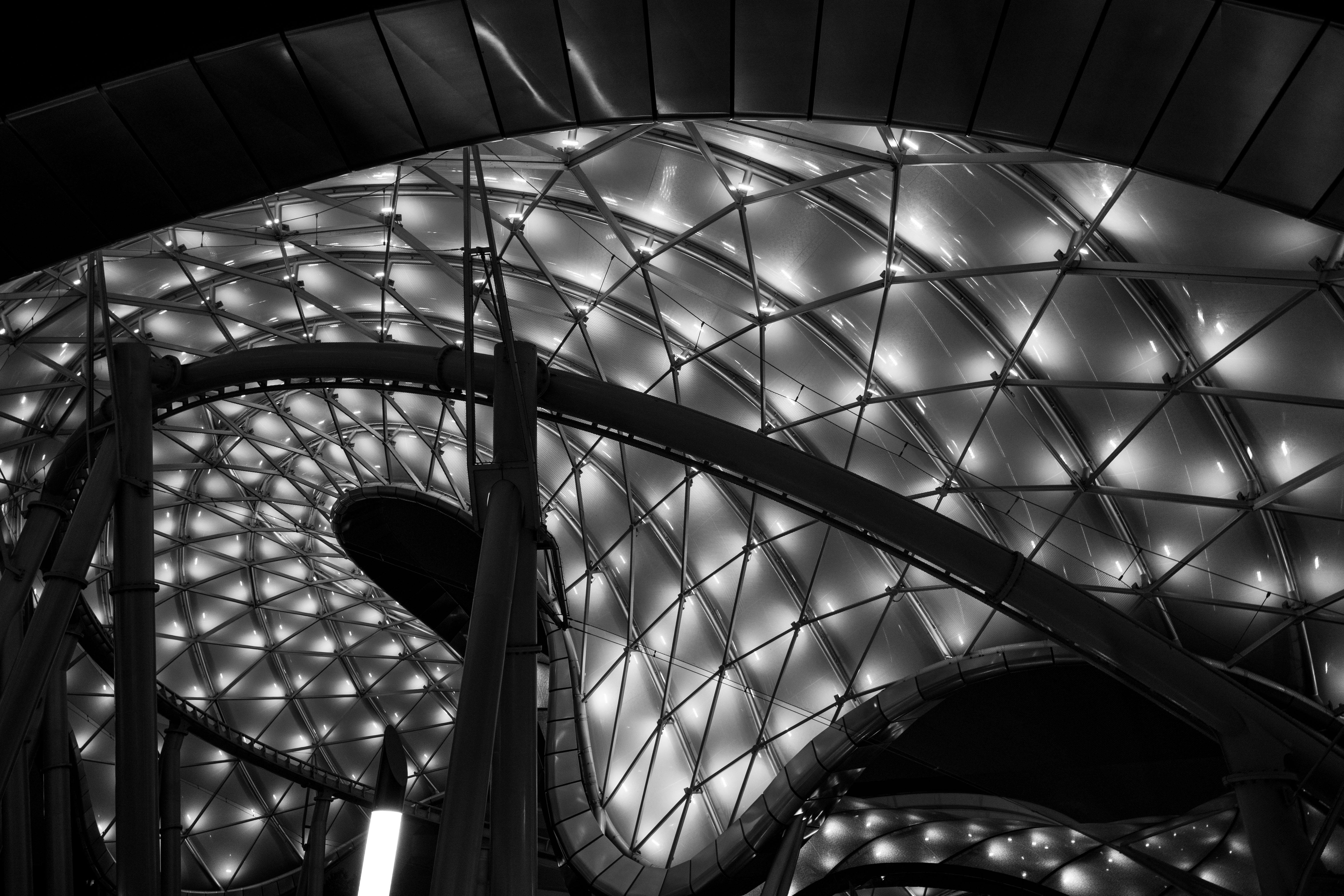 Gratis Svart-hvitt-bilde av opplyst moderne arkitektonisk tak i Shanghai, Kina om natten. Arkivbilde