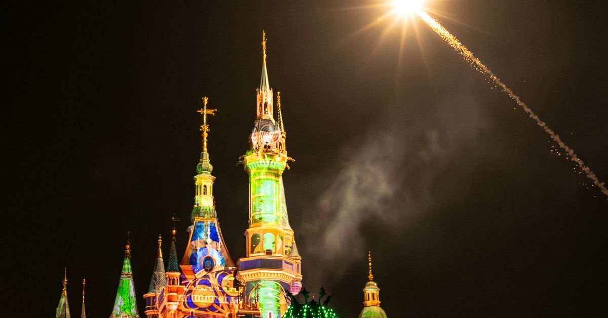 Largest theme parks in the world by acreage and annual attendance Largest theme parks in the world by acreage and annual attendance