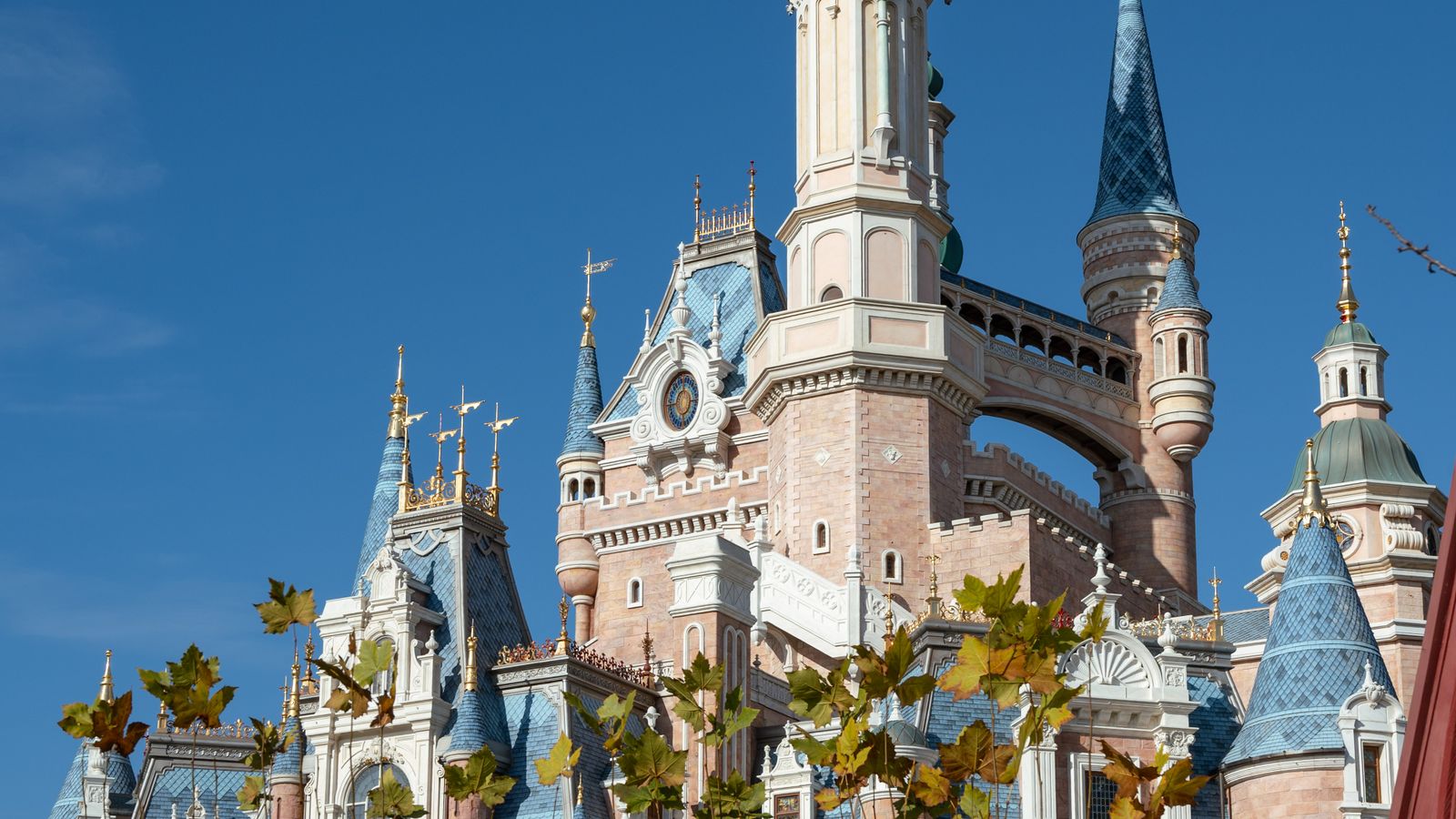 Enchanted Storybook Castle di Shanghai Disneyland sebagai destinasi wisata keluarga di Shanghai