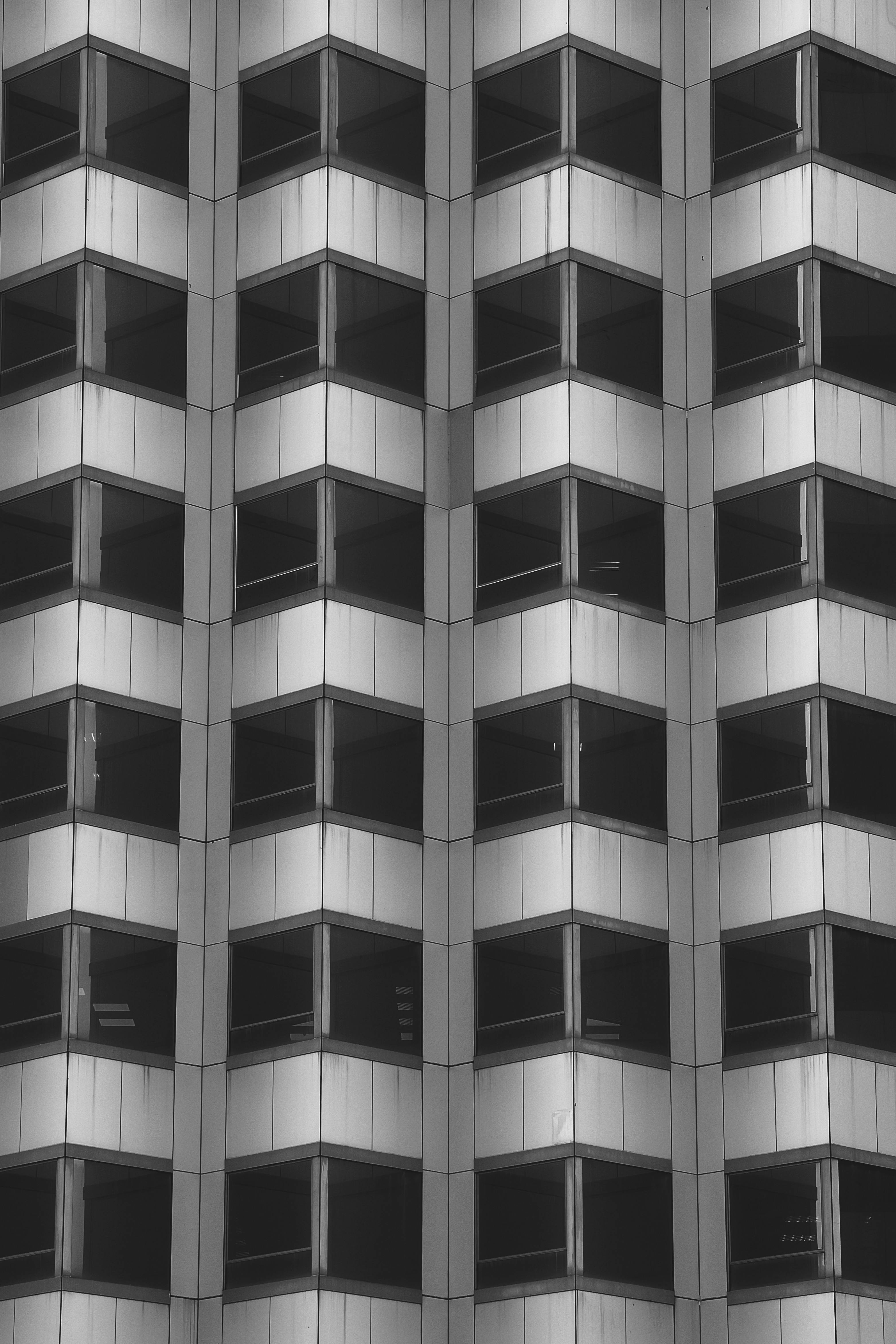 grátis Fotografia em preto e branco da fachada geométrica de um edifício, exemplificando a arquitetura moderna em Taiwan. Foto profissional