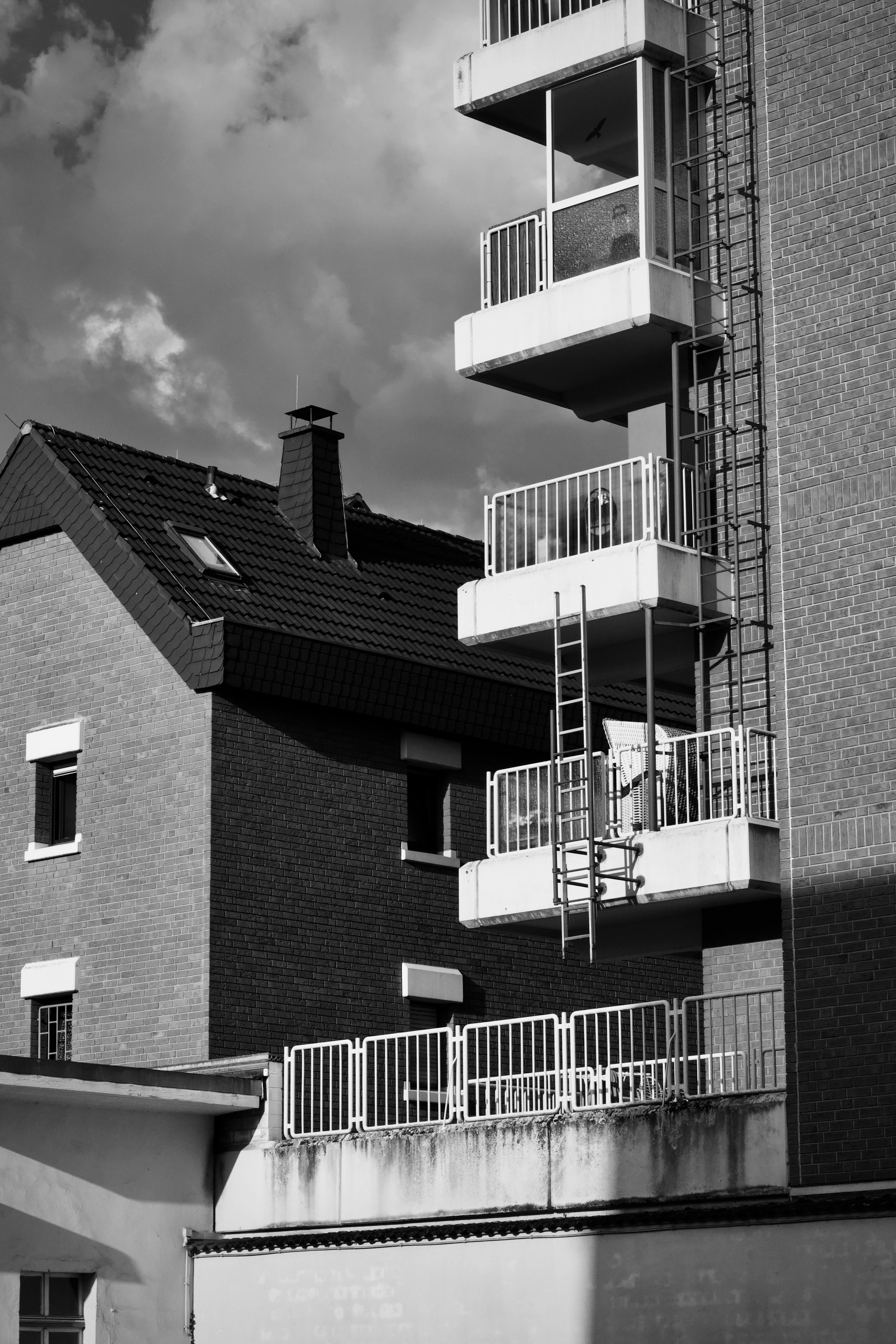 Gratis Monokrom udsigt over byarkitektur med altaner og en overskyet himmel. Lagerfoto