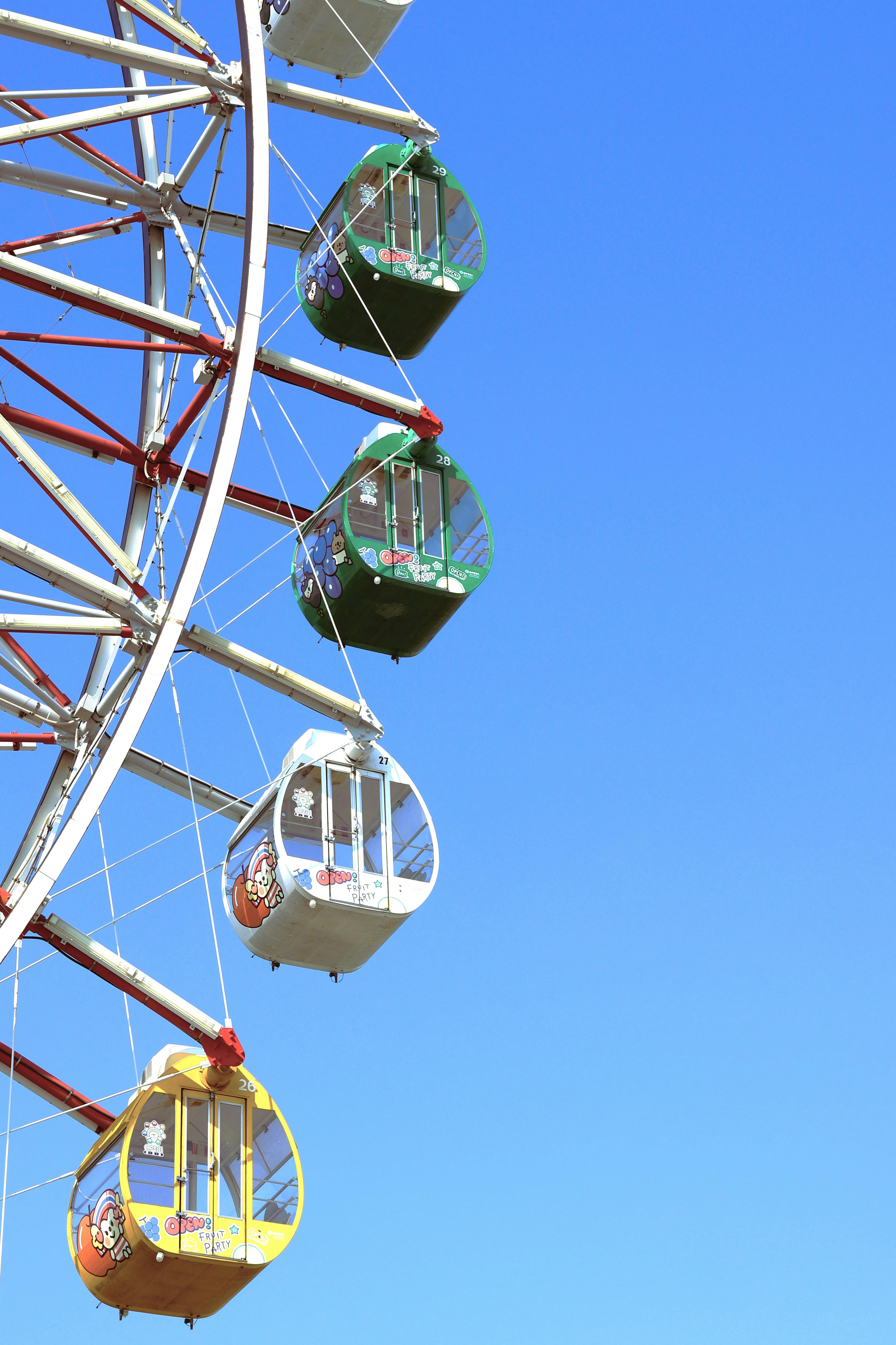 ingyenes Élénk óriáskerék-kabinok a tiszta kék ég előtt Tajvanon. Stockfotó