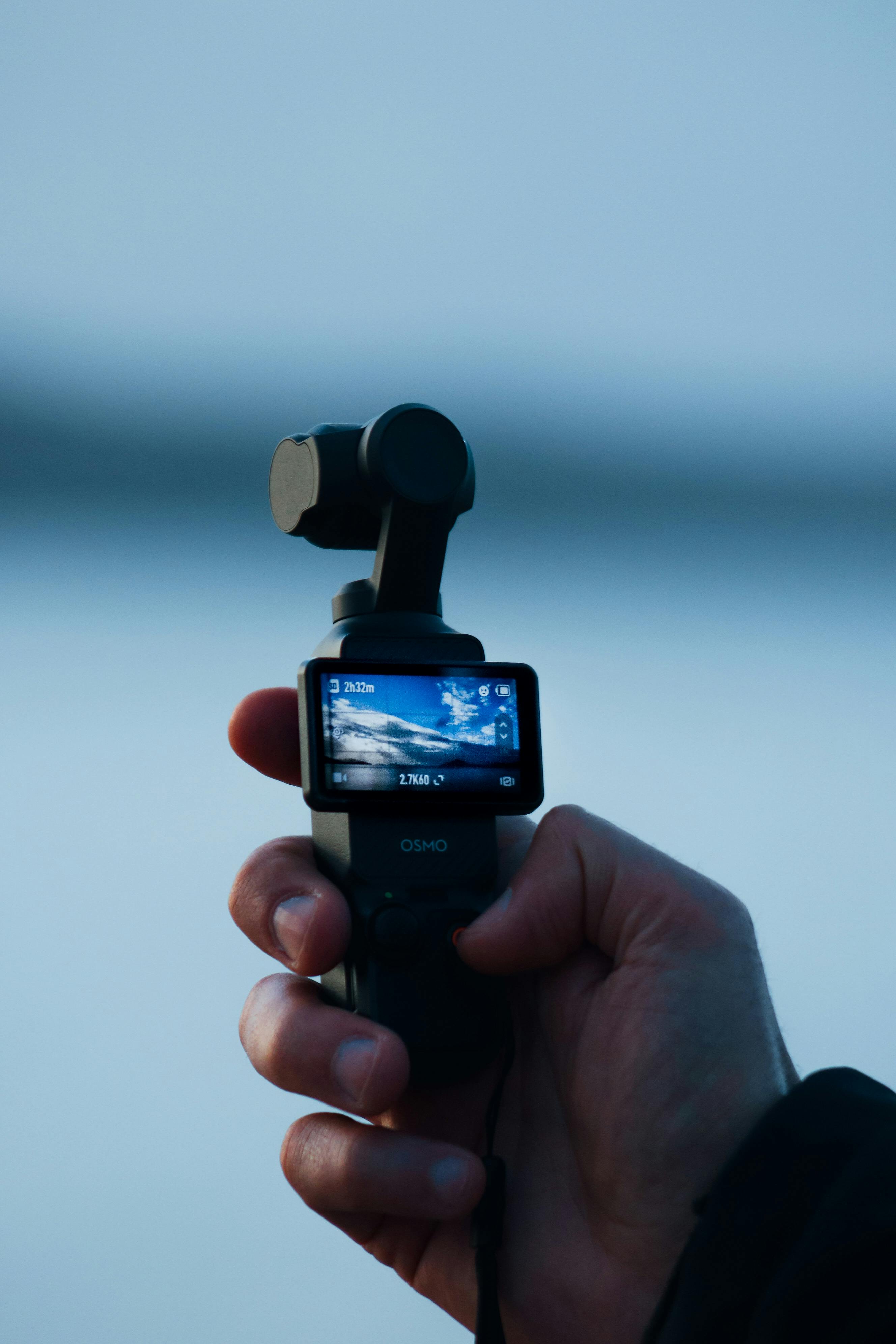 Gratuit O persoană ține în mână un aparat foto compact, afișând un ecran digital în aer liber, în Bodrum, Turcia. Fotografie de stoc