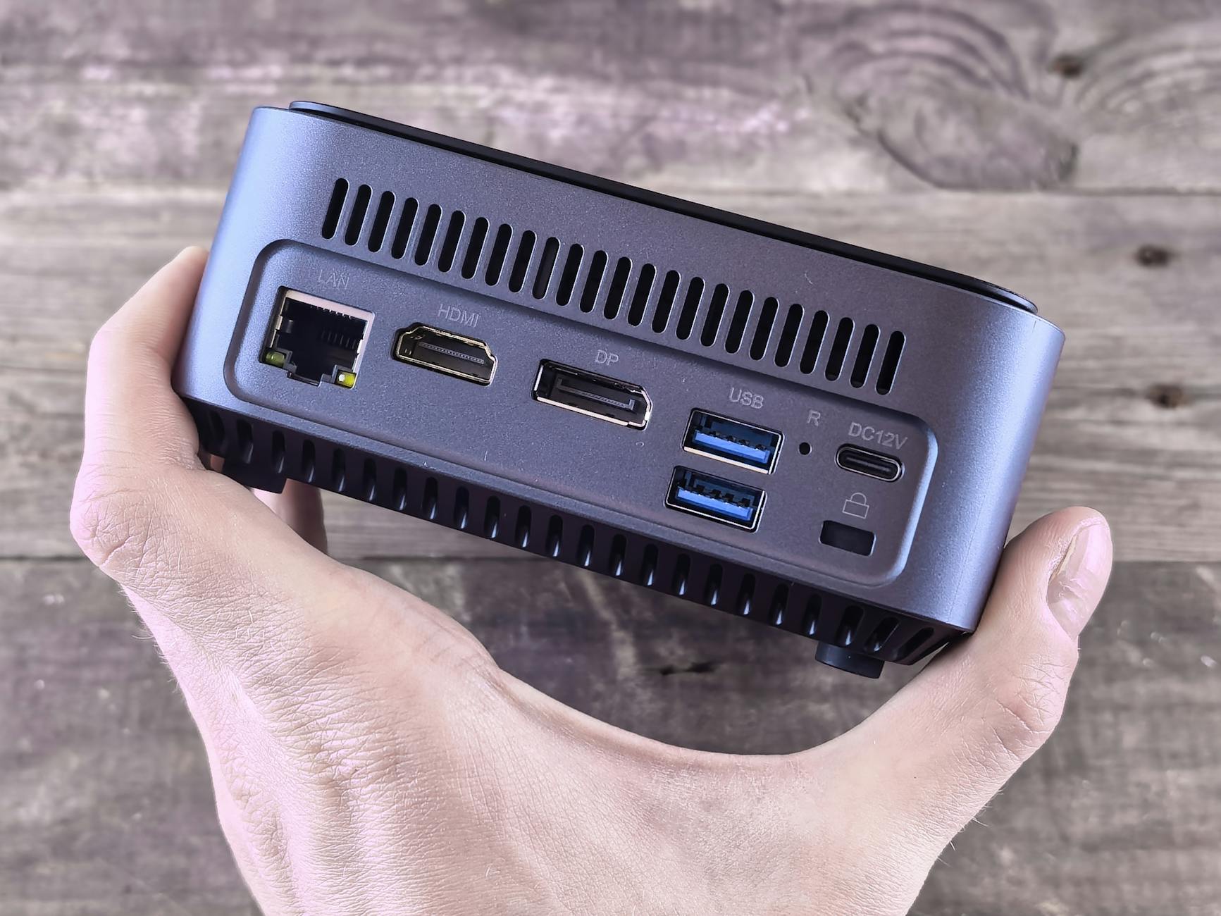 人が手に持つさまざまなポートを示す小型コンピュータのクローズアップ。