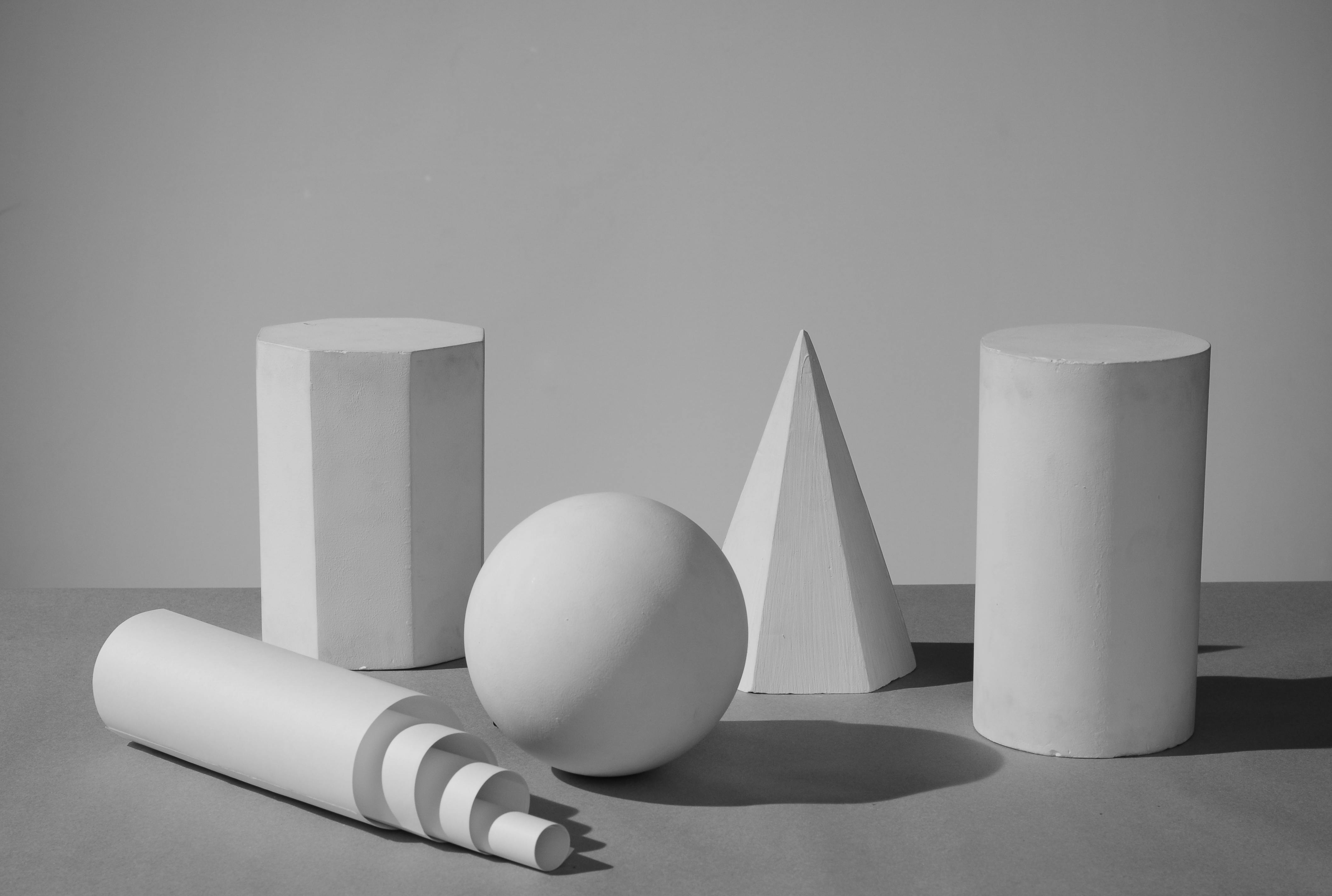 Gratis Fotografía en blanco y negro que presenta formas geométricas 3D en una composición minimalista. Foto de stock