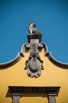 Photograph of a coyote sculpture atop a historic building in Coyoacán, Mexico City.