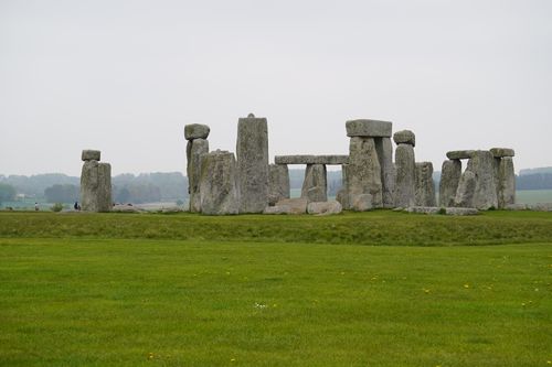 Free Capture of the iconic Stonehenge with overcast skies, highlighting ancient stone structures. Stock Photo