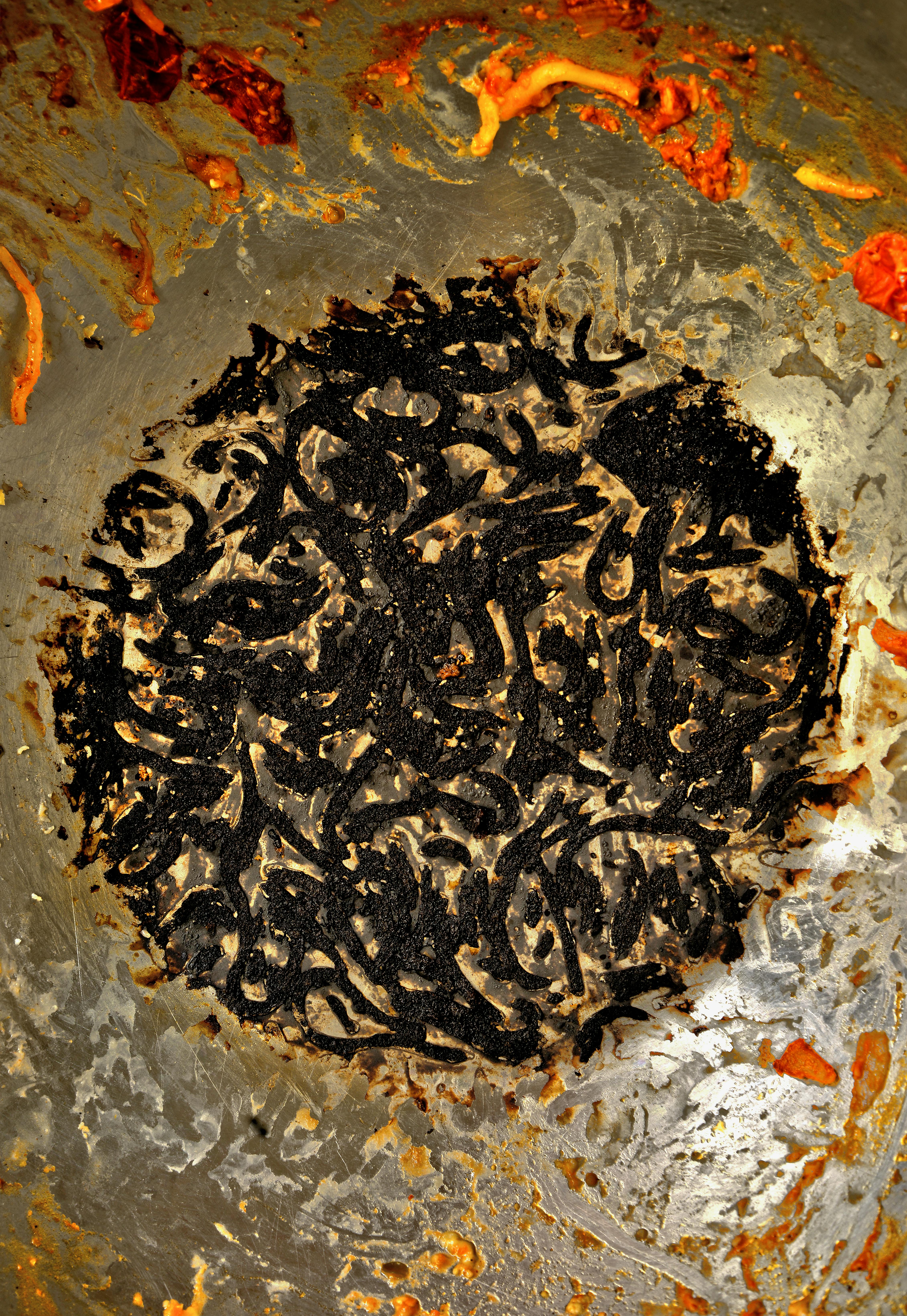 ingyenes Közeli kép az odaégett ételmaradékokról egy nagy főzőedényben, texturált képet nyújtva. Stockfotó