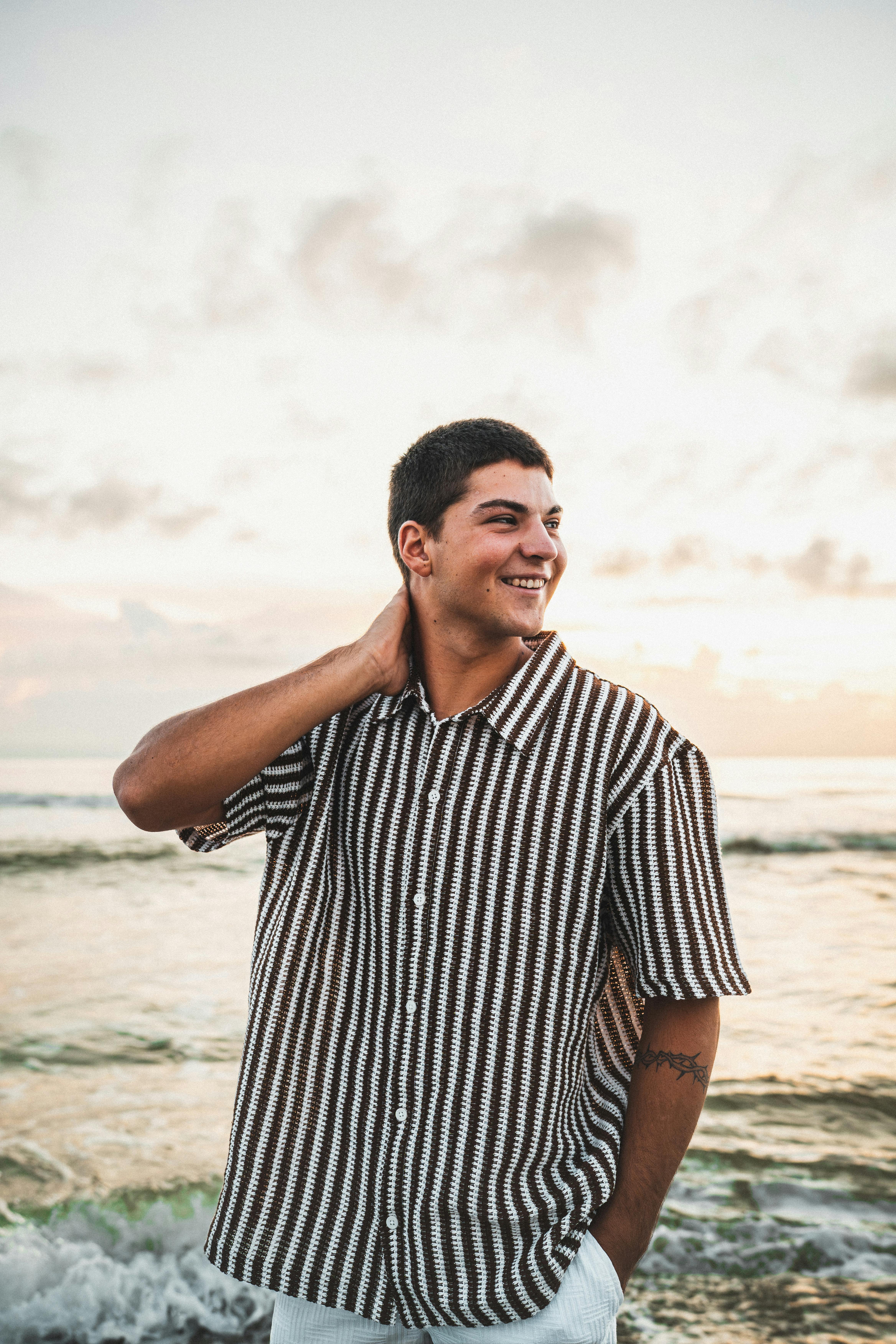 免费 一位快乐的年轻人在佛罗里达州墨尔本海滩欣赏日落。 素材图片