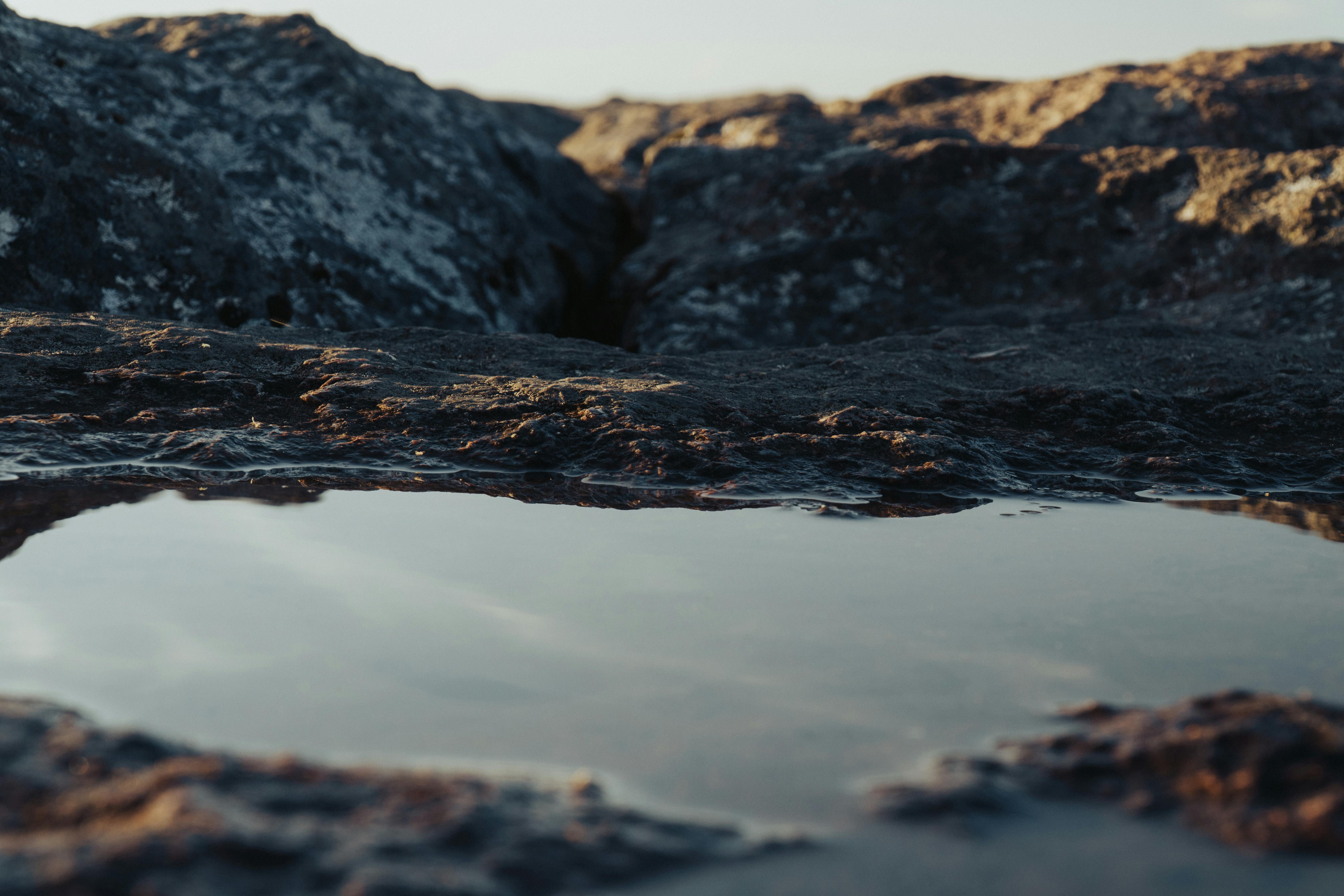 gratis Close-up van rotsachtig terrein dat overdag in een waterplas wordt weerspiegeld in Sint-Petersburg. Stockfoto