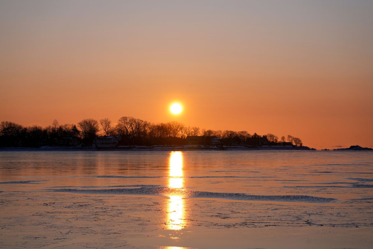 Stunning Winter Sunset Over Frozen Lake Landscape · Free Stock Photo