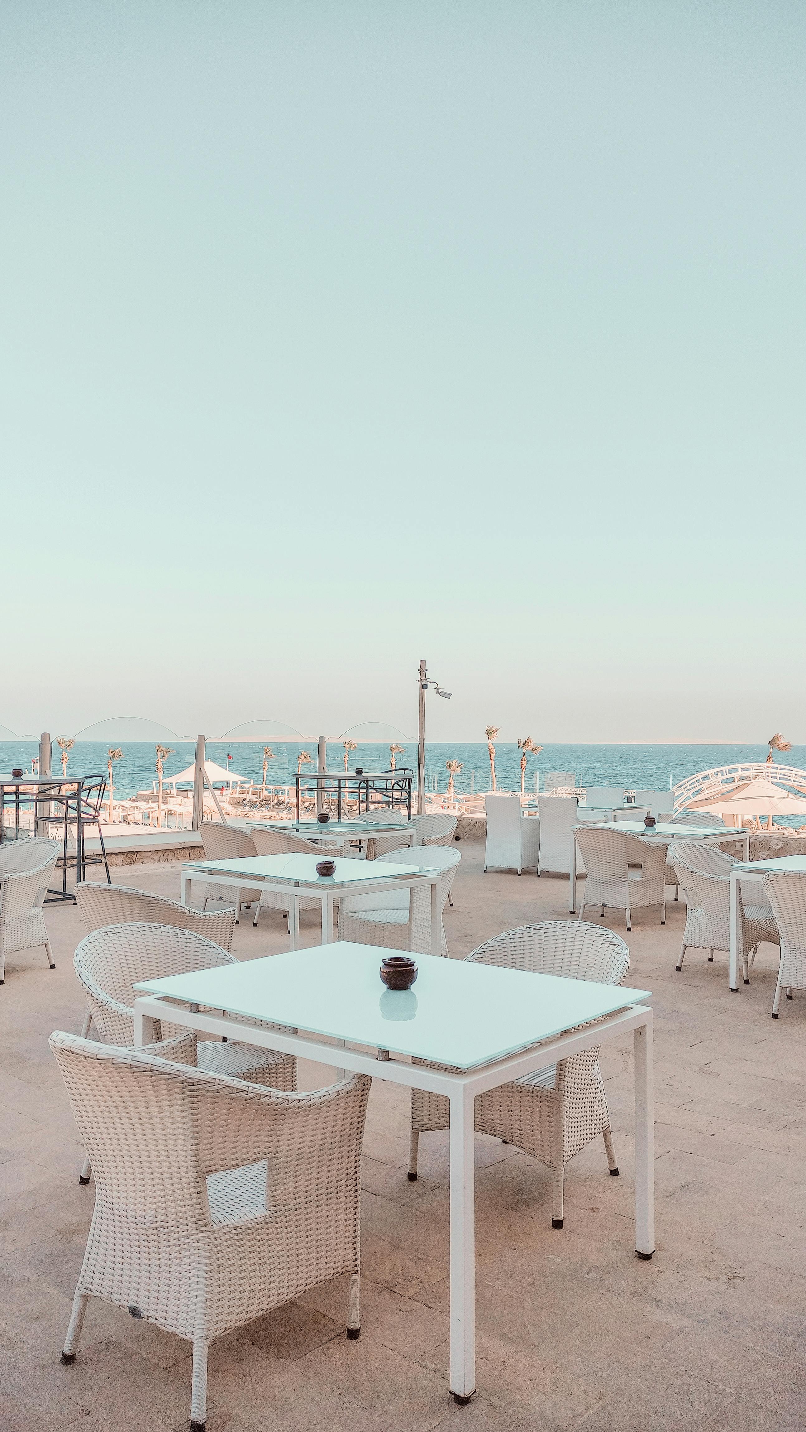 Kostnadsfria Avkopplande strandcafé i Hurghada, Egypten. Perfekt sommaratmosfär med havsutsikt. Stock foto