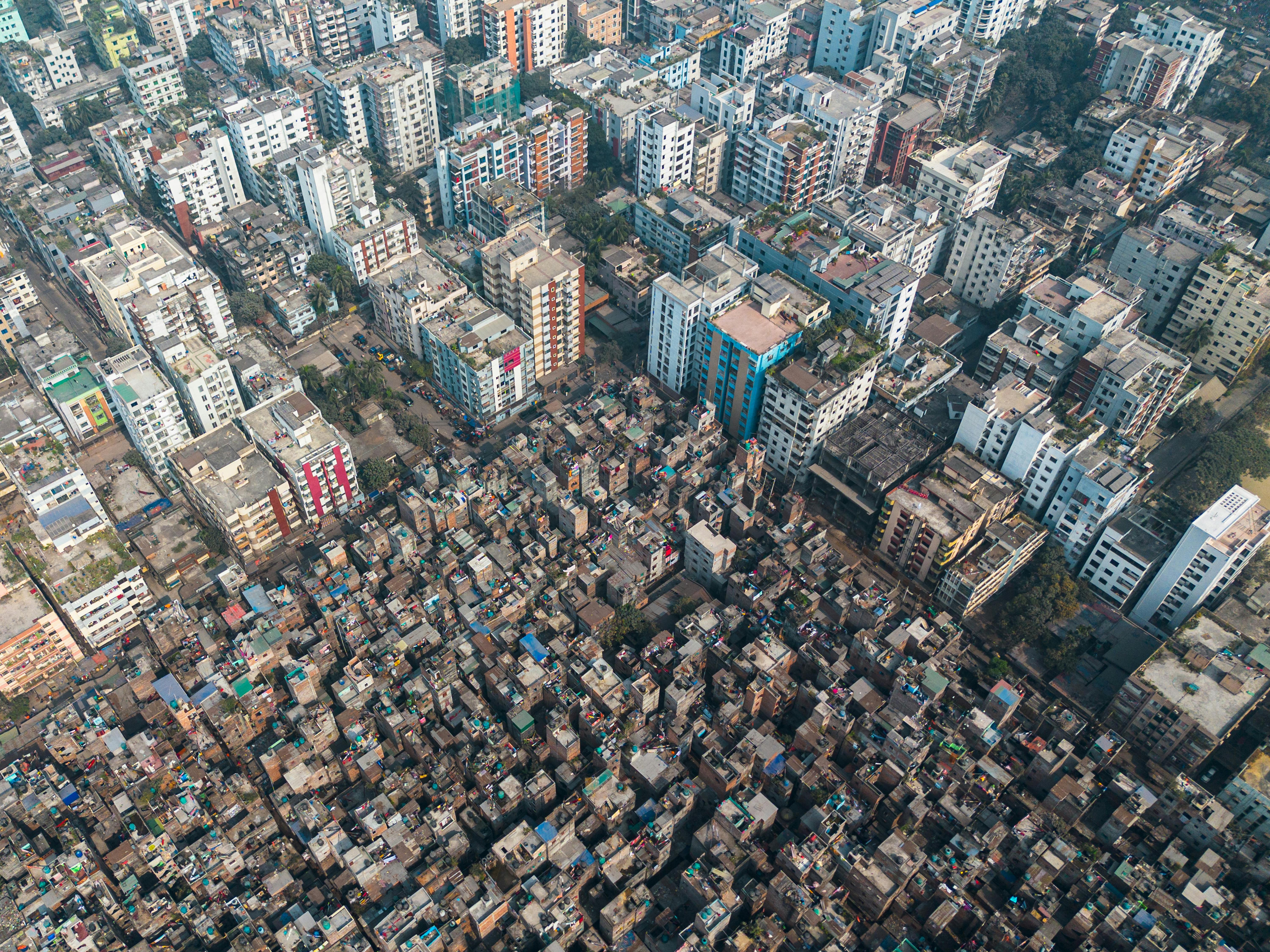 Zadarmo Rozsiahly letecký pohľad zobrazujúci husto osídlené mestské obytné oblasti v Dháke v Bangladéši. Fotka z fotobanky