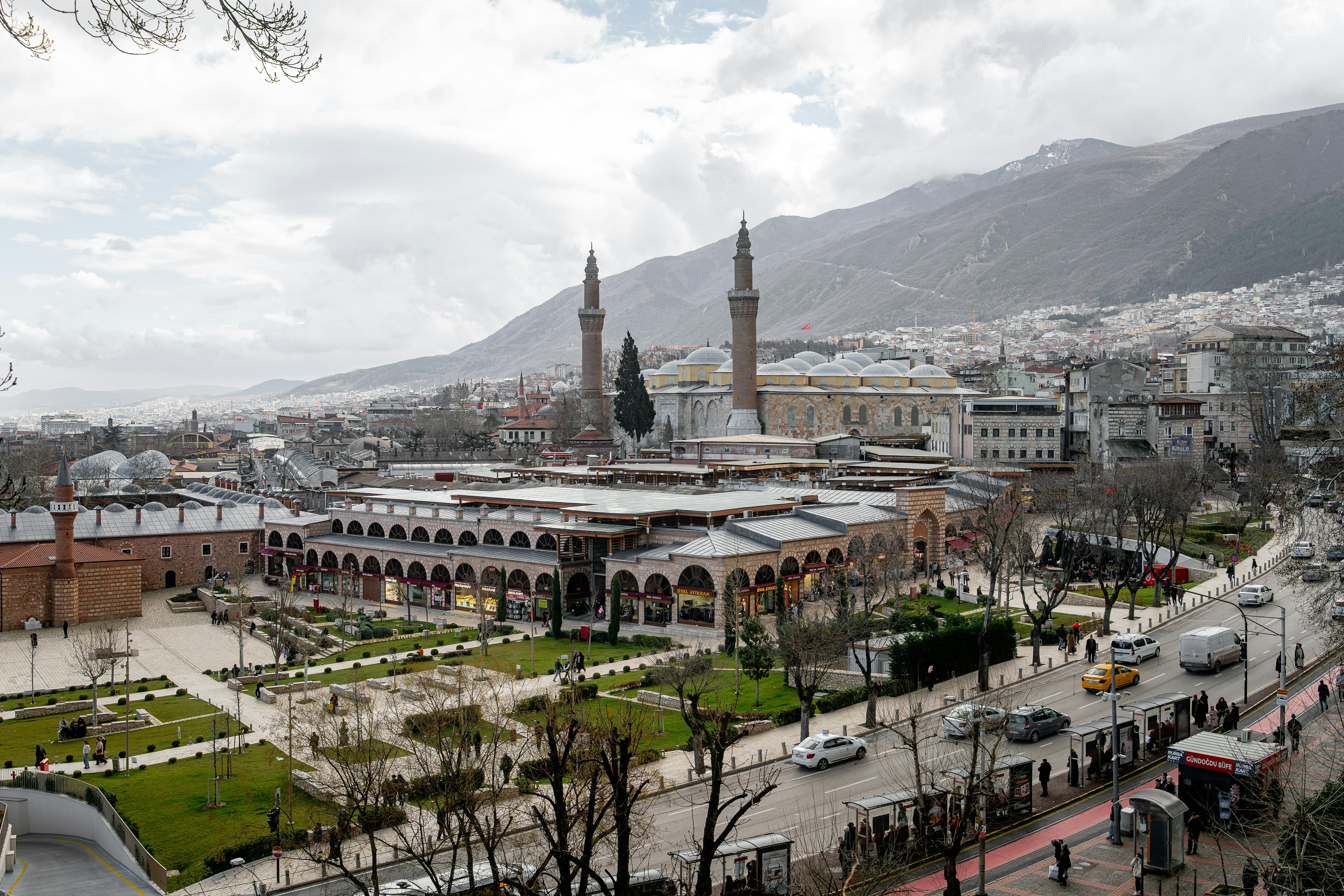 Gratis Luftfoto av Ulu Camii-moskeen i Bursa, som viser frem den fantastiske arkitekturen og det omkringliggende bybildet. Arkivbilde