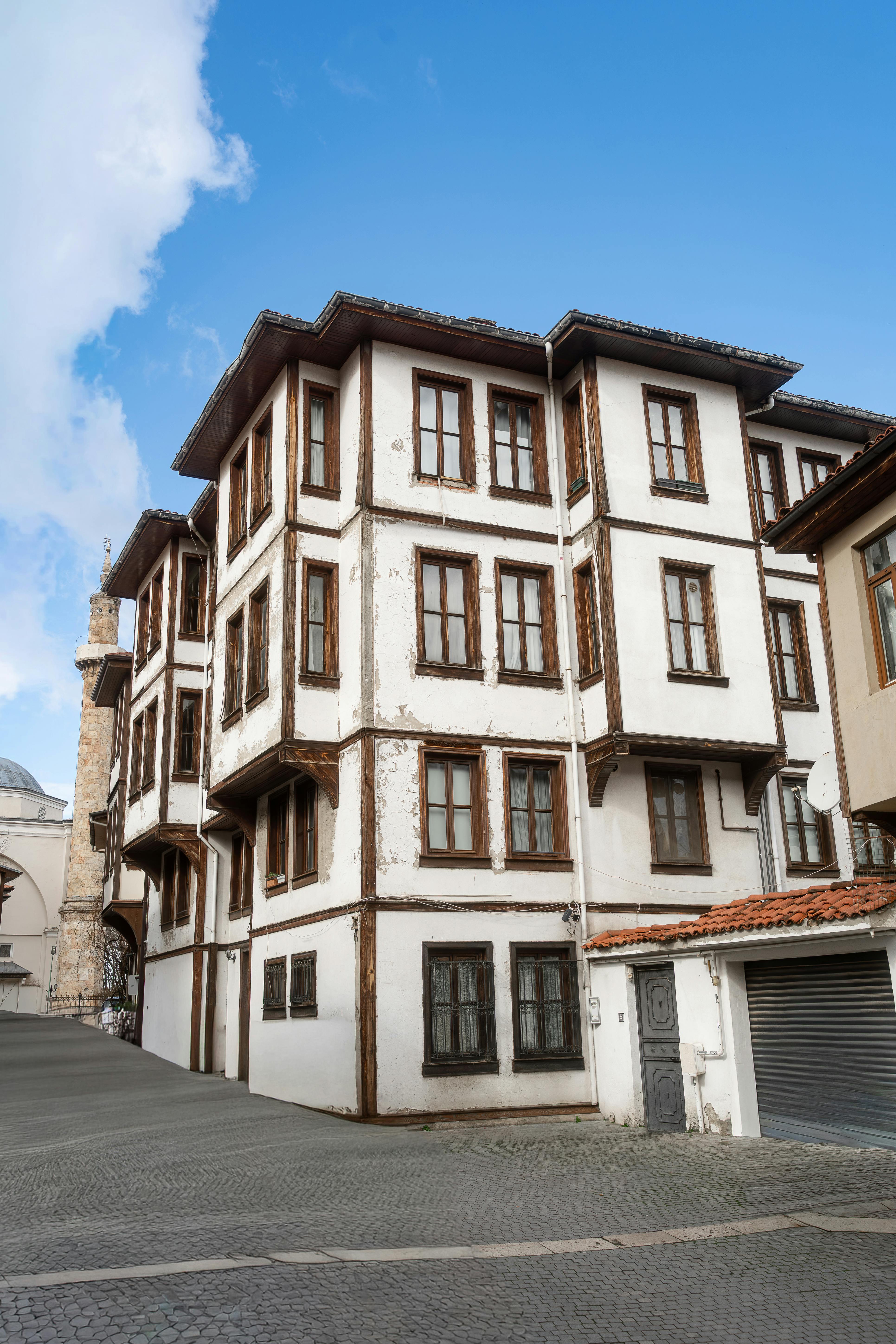 Gratis En klassisk hvit bygning i ottomansk stil med tredetaljer under en klar blå himmel. Arkivbilde