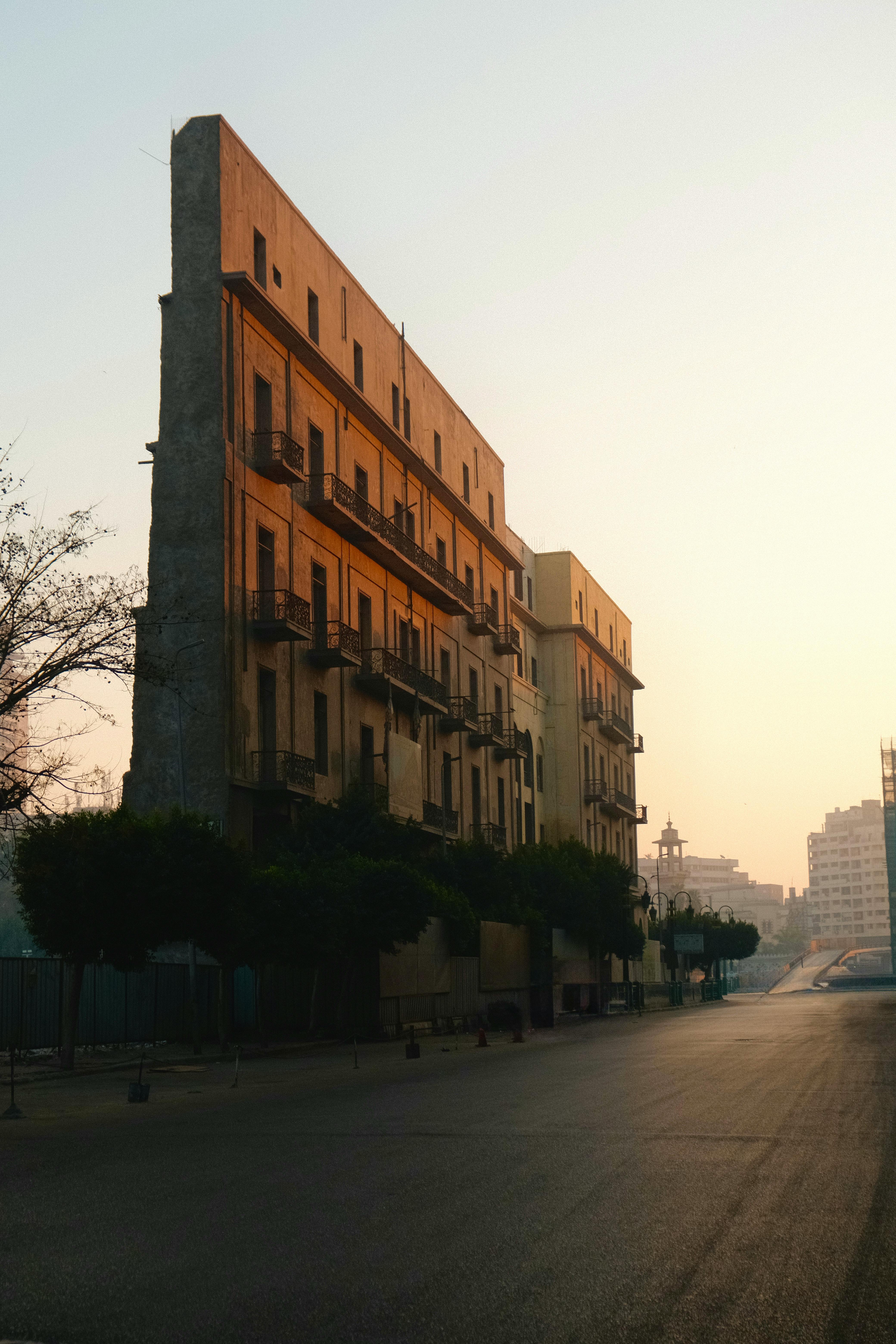Gratuit Un bâtiment historique baigné par la douce lumière du lever du soleil, révélant la beauté urbaine. Photos