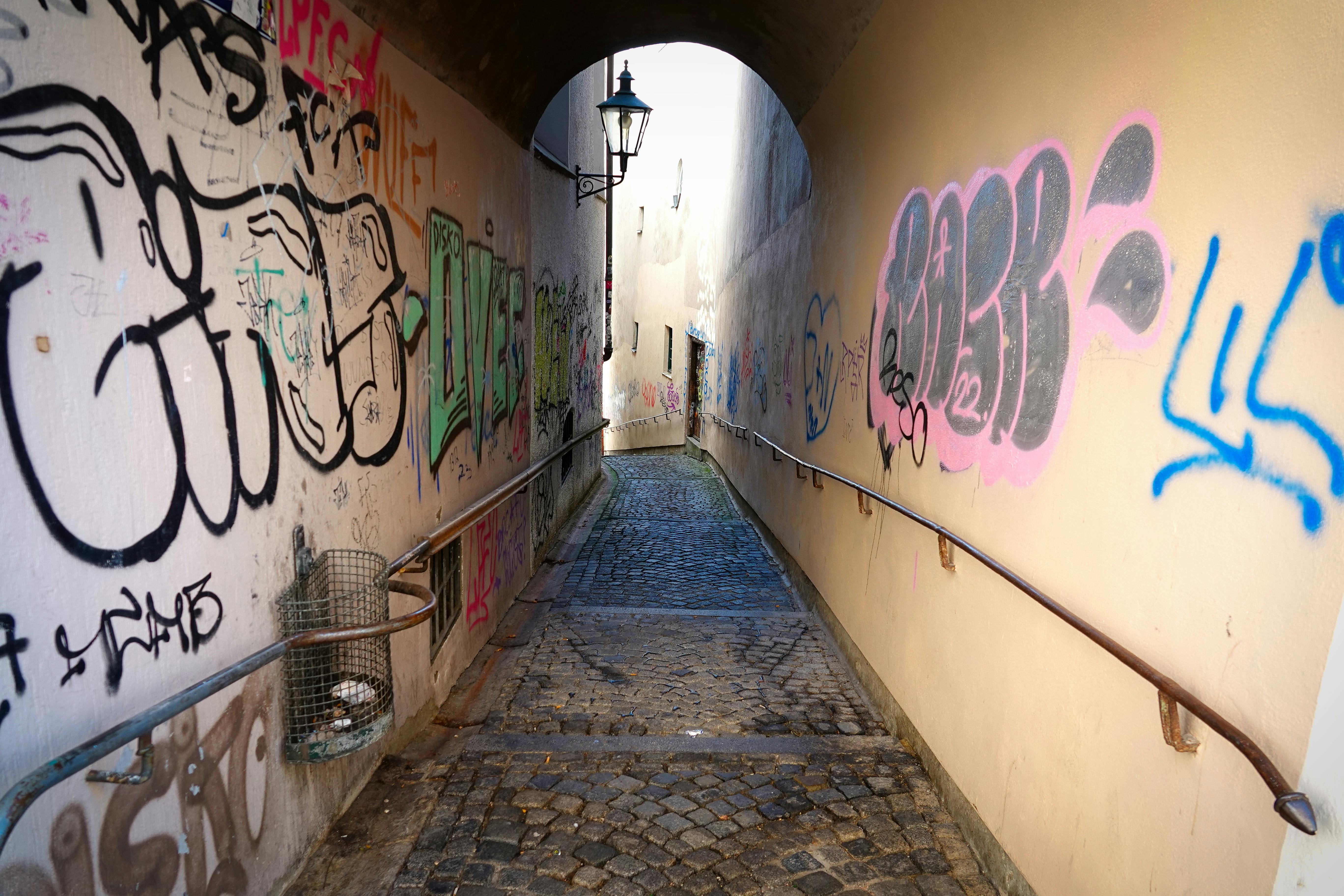 Miễn phí Con hẻm lát đá cuội với những bức graffiti đầy màu sắc ở Augsburg, Đức. Ảnh lưu trữ