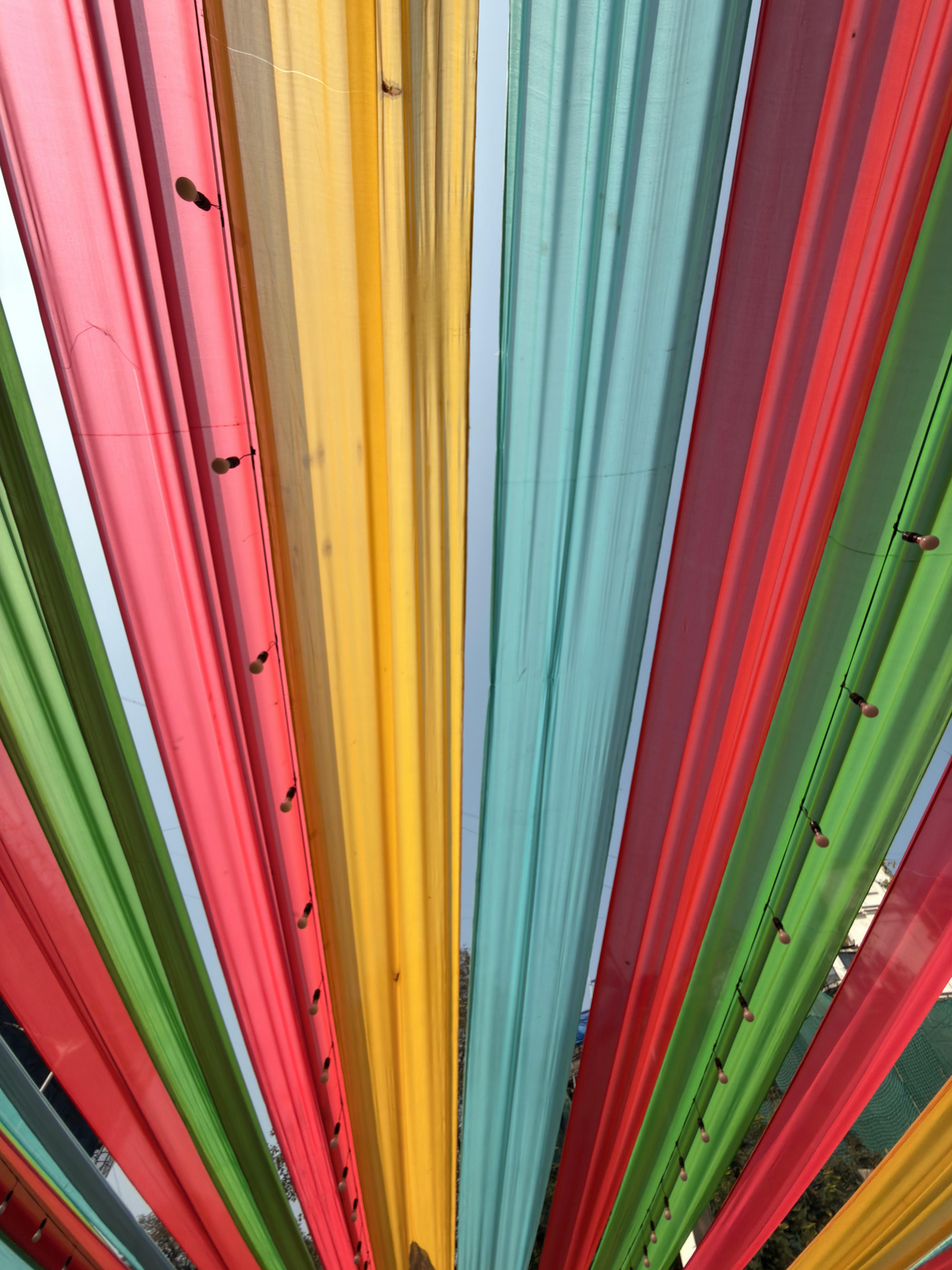 De franc Instal·lació de teixits vibrants amb ratlles vermelles, grogues, blaves i verdes a Mumbai, Índia. Foto d'estoc