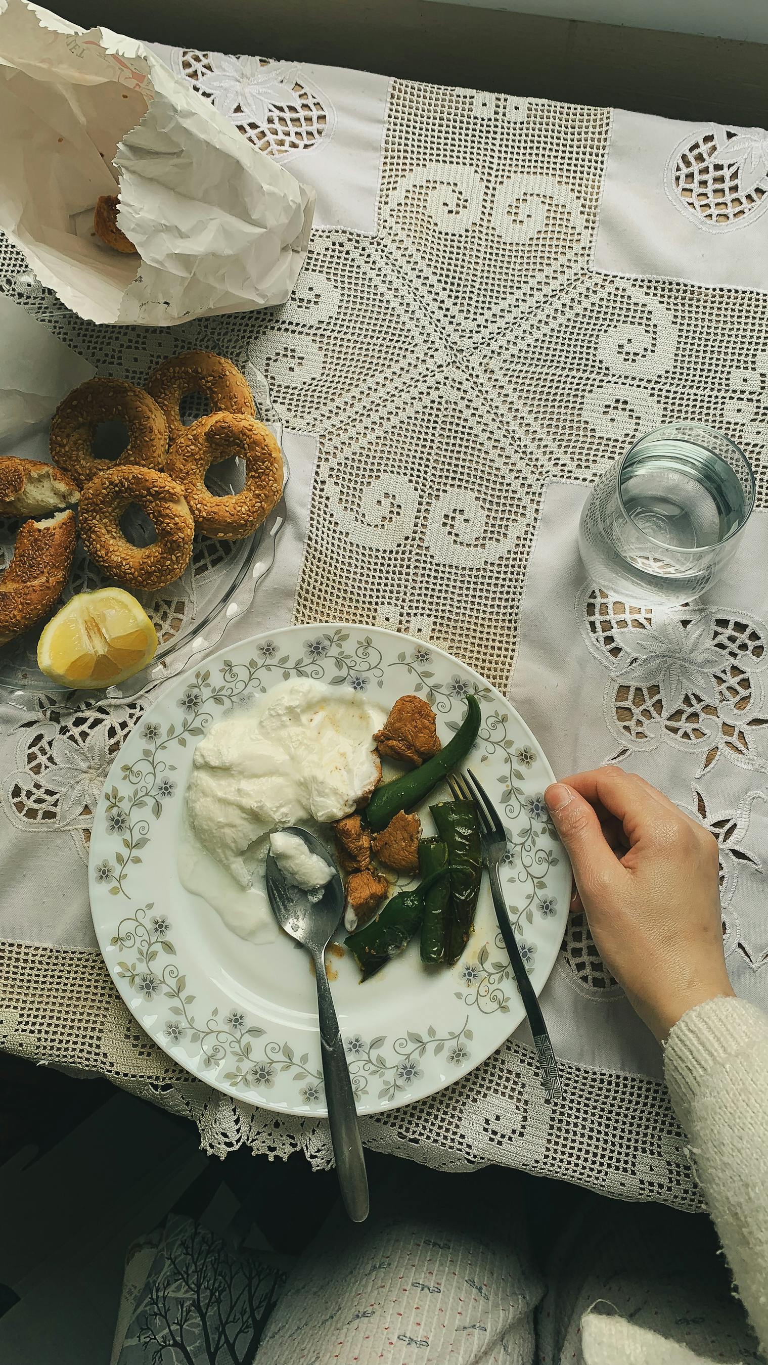 Miễn phí Một bữa sáng tuyệt vời với bánh simit, ớt và sữa chua béo ngậy trên khăn trải bàn ren. Ảnh lưu trữ