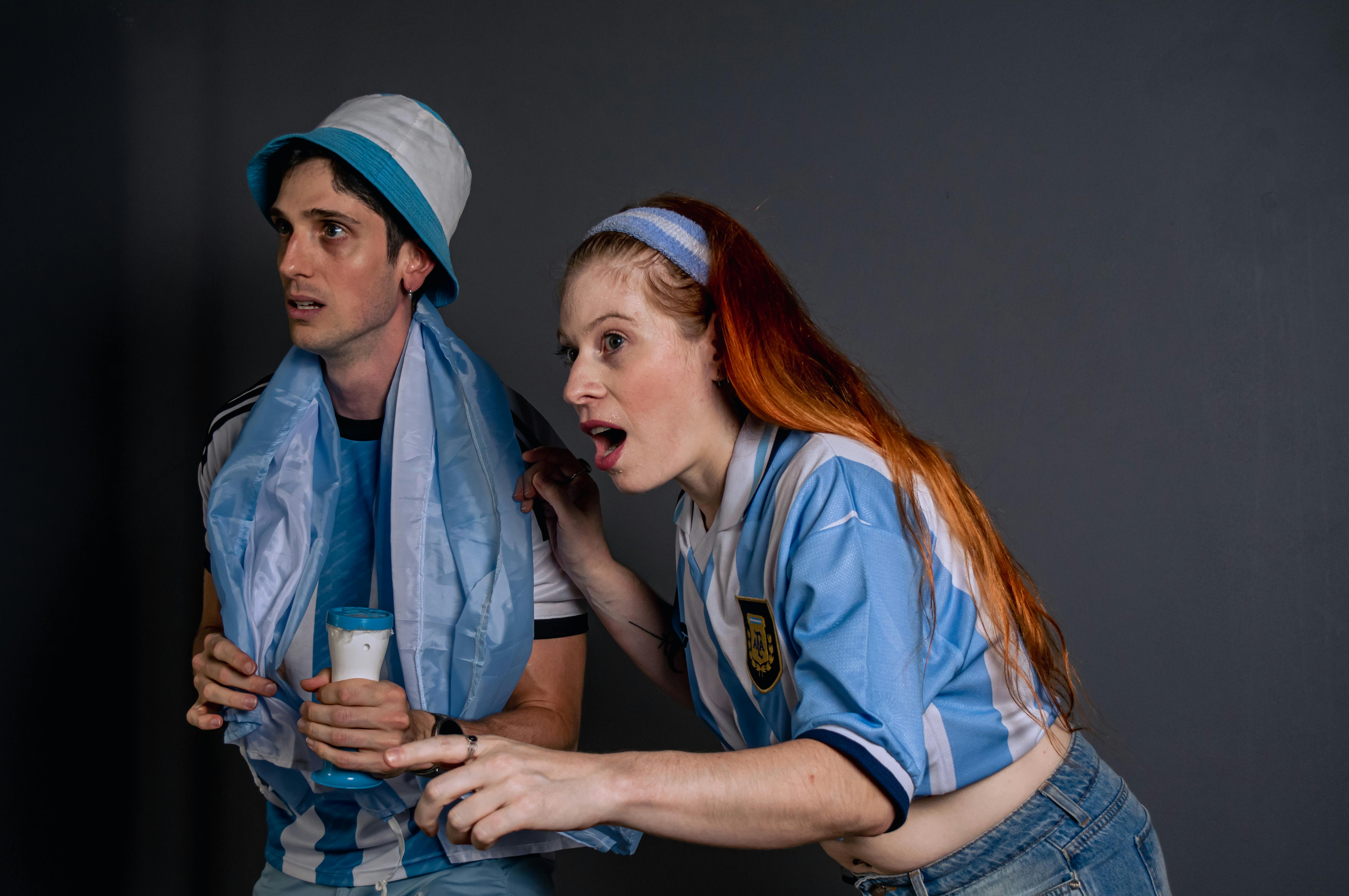 Miễn phí Hai cổ động viên thể thao hào hứng trong chiếc áo đấu giống nhau đang chăm chú theo dõi một trận bóng đá trong nhà. Ảnh lưu trữ