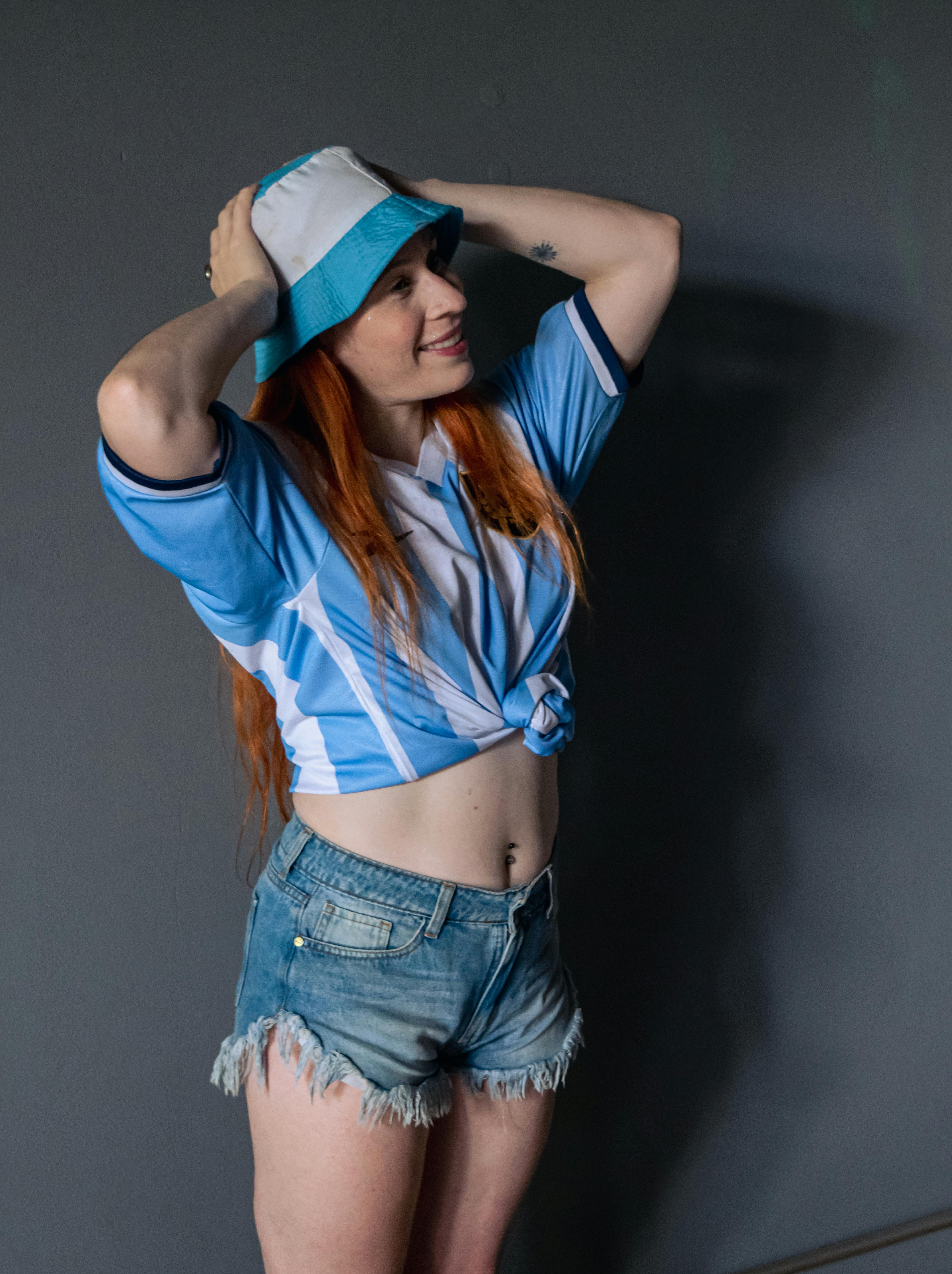 Miễn phí Người phụ nữ tóc dài mặc quần short denim tạo dáng thoải mái trong nhà. Ảnh lưu trữ