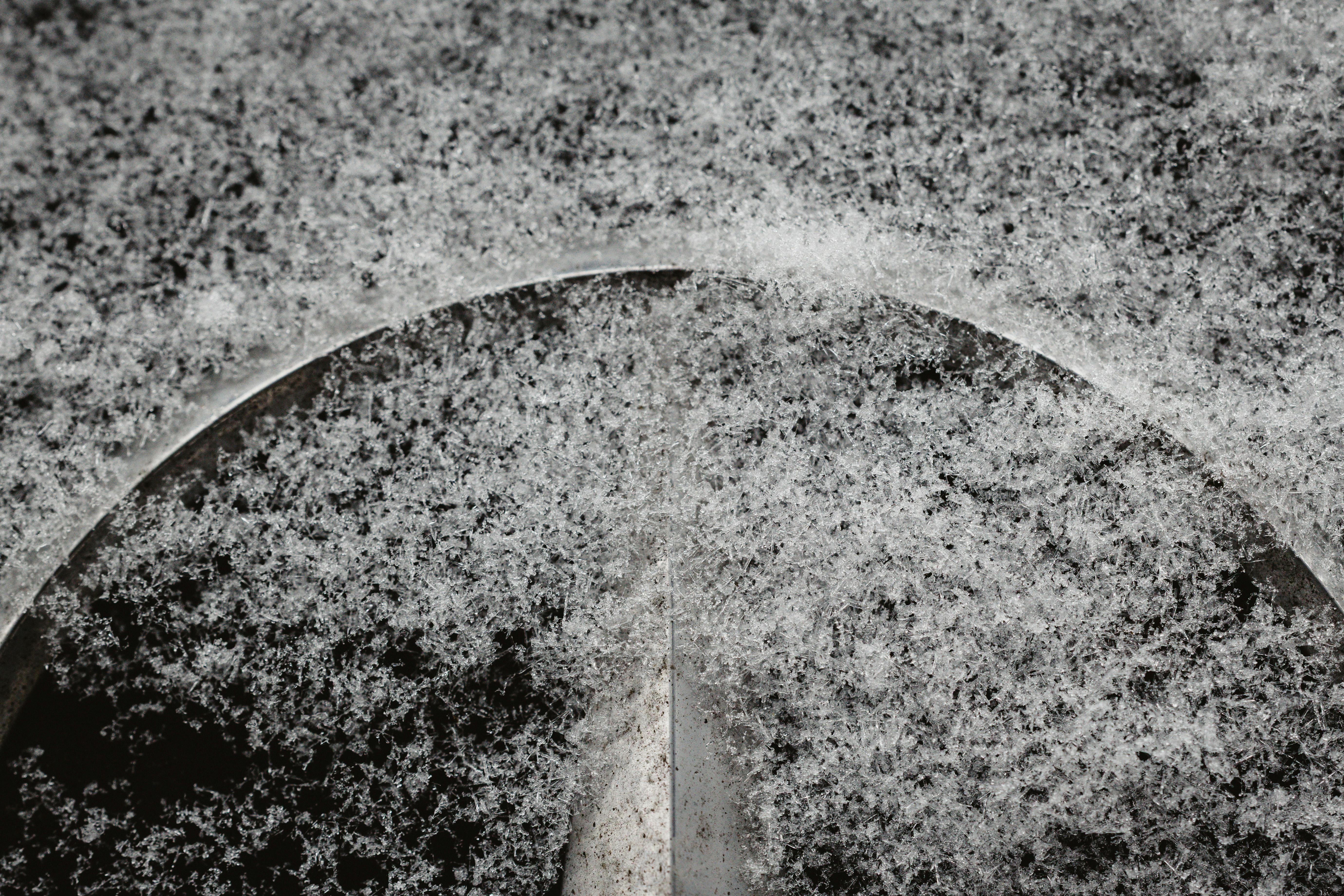 Miễn phí Hình ảnh cận cảnh chi tiết về những bông tuyết phủ kín vành bánh xe ô tô bằng kim loại trong điều kiện mùa đông. Ảnh lưu trữ