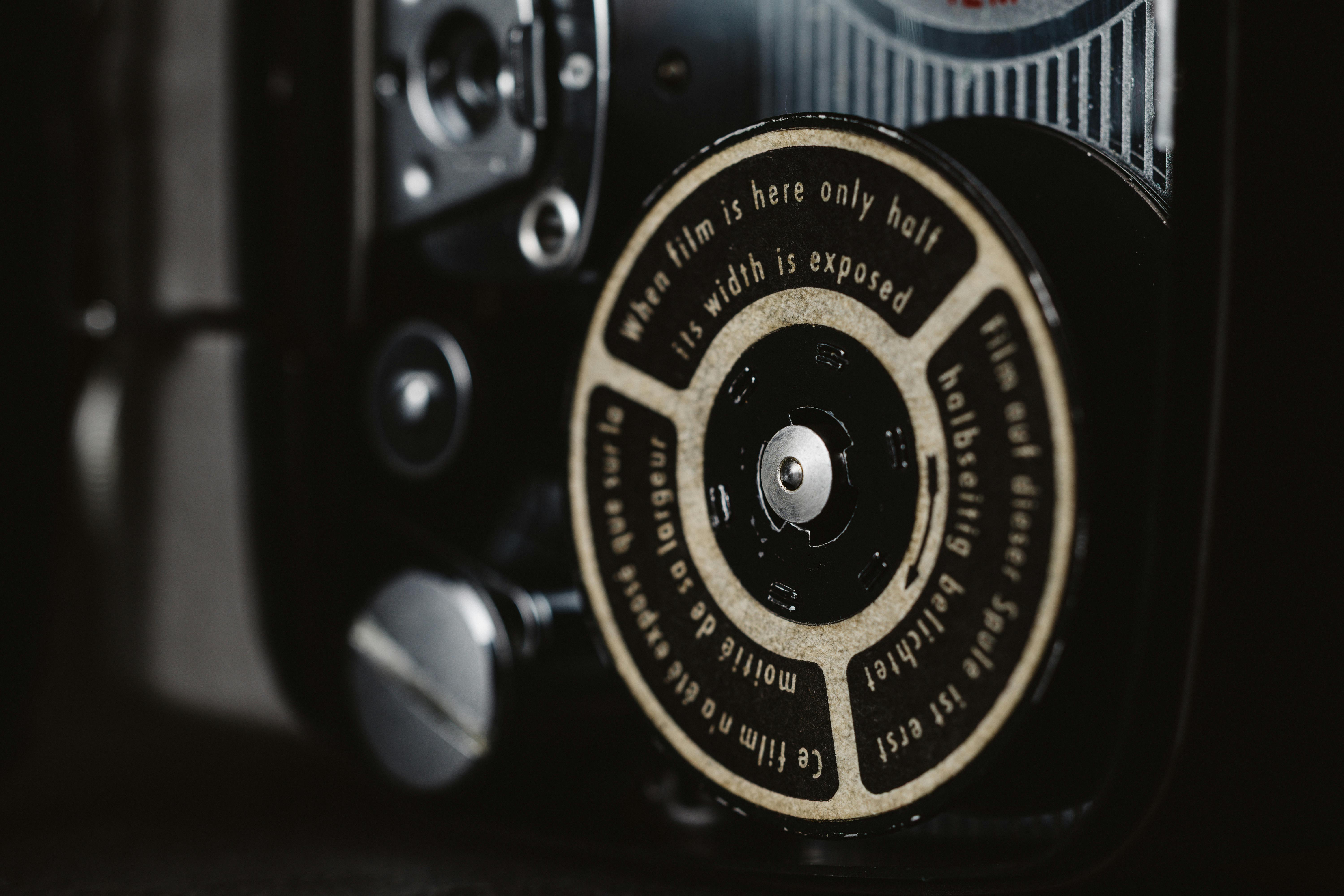 Ücretsiz Klasik bir fotoğraf makinesinin film mekanizmasının ve kadran üzerindeki yazının detaylı görünümü. Stok Fotoğraflar