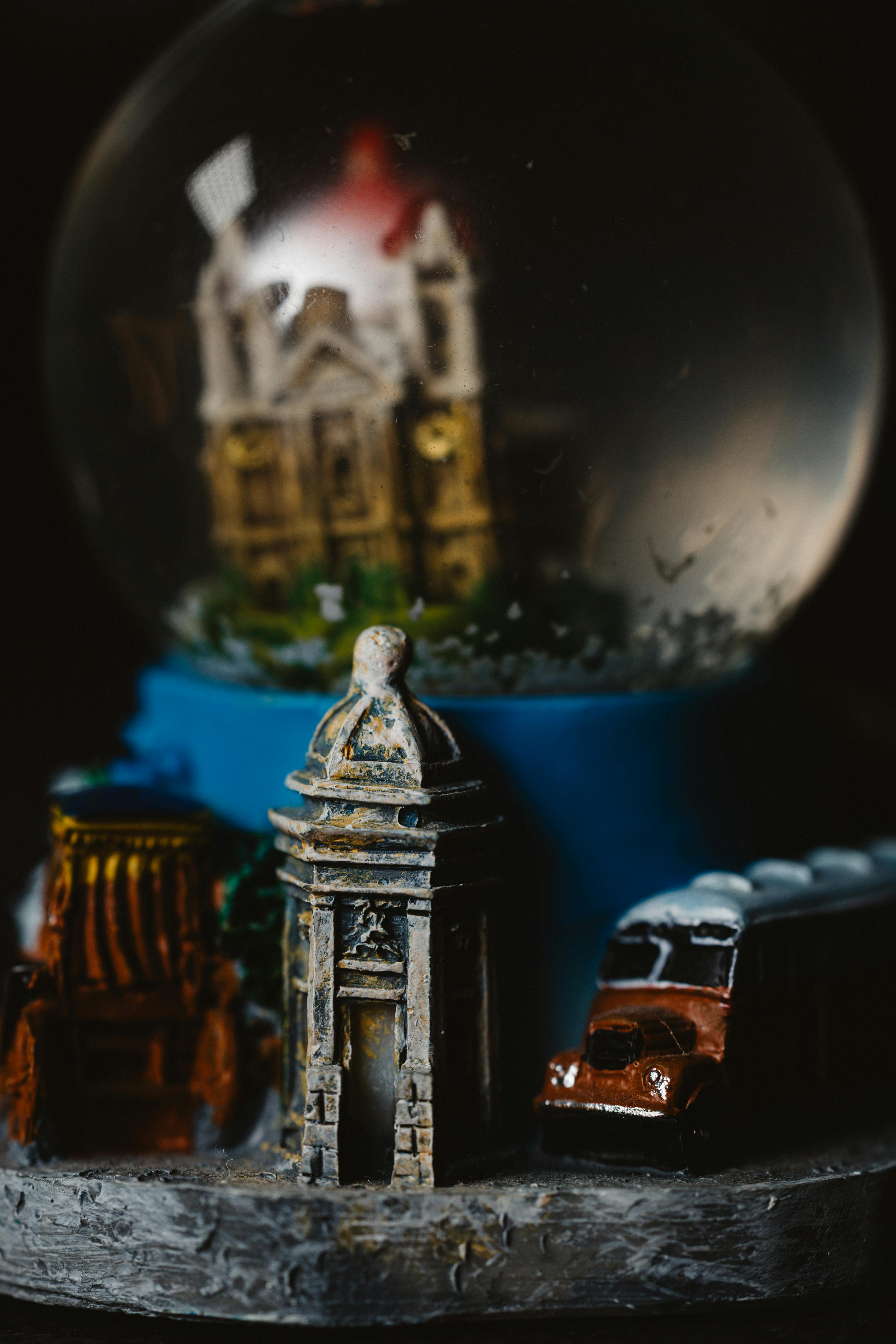 Zadarmo Detailný záber snehovej gule s miniatúrami ikonických pamiatok a veteránom. Fotka z fotobanky