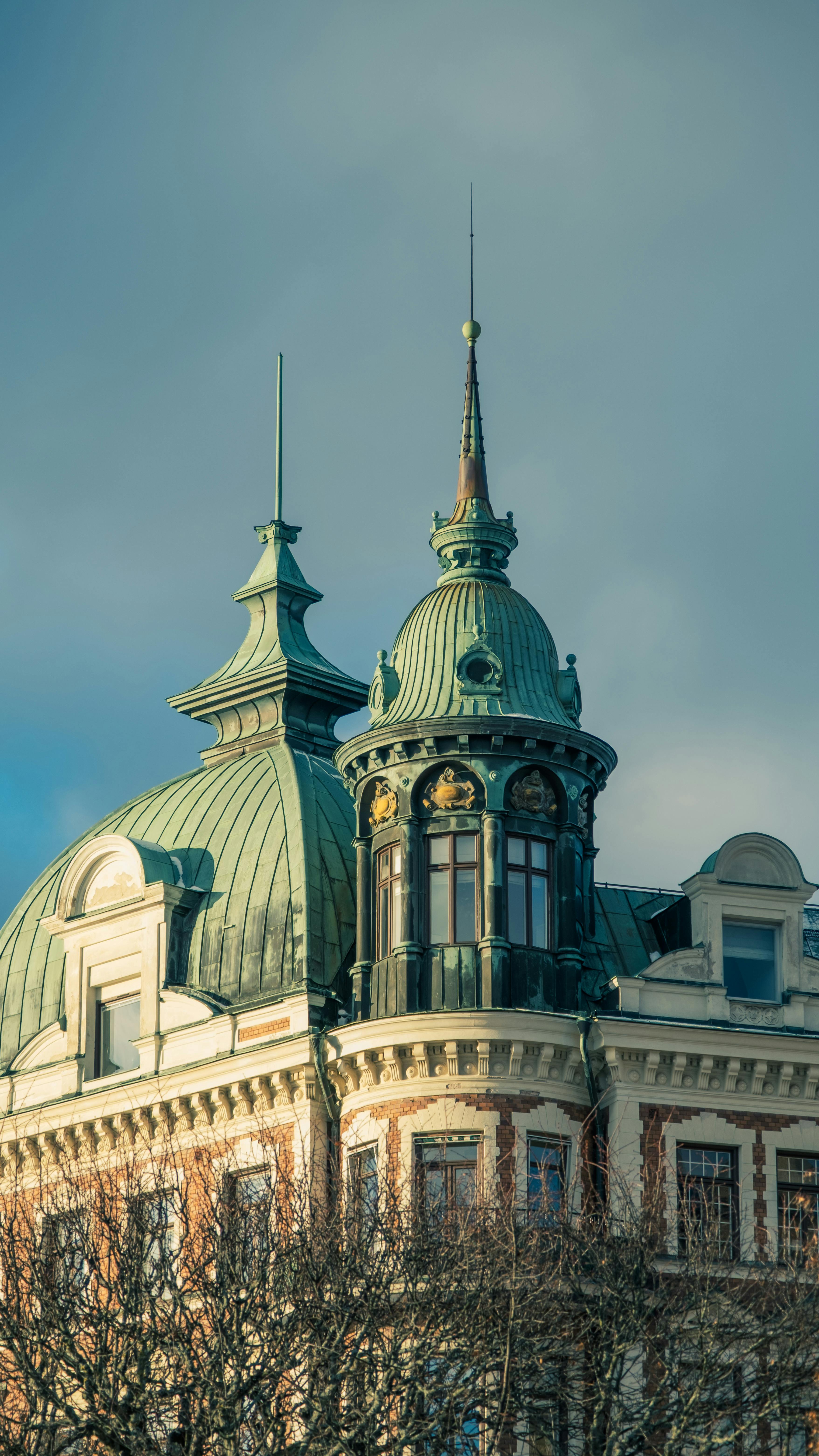 Gratis En fantastisk utsikt over klassisk europeisk arkitektur med utsmykkede detaljer i Stockholm, Sverige. Arkivbilde