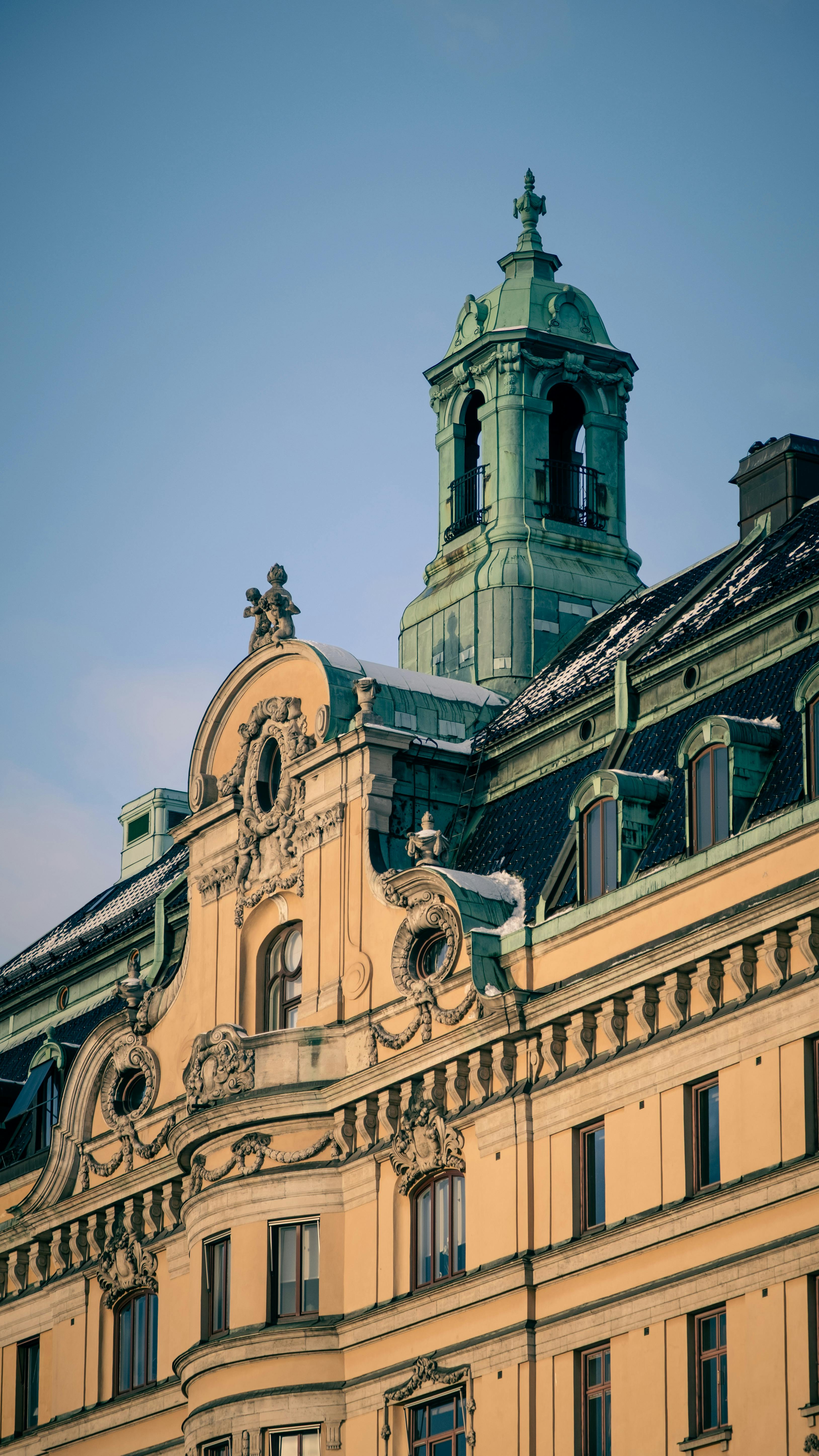 Gratis Fengslende utsikt over vintage arkitektoniske detaljer i Stockholm, Sverige under solnedgang. Arkivbilde
