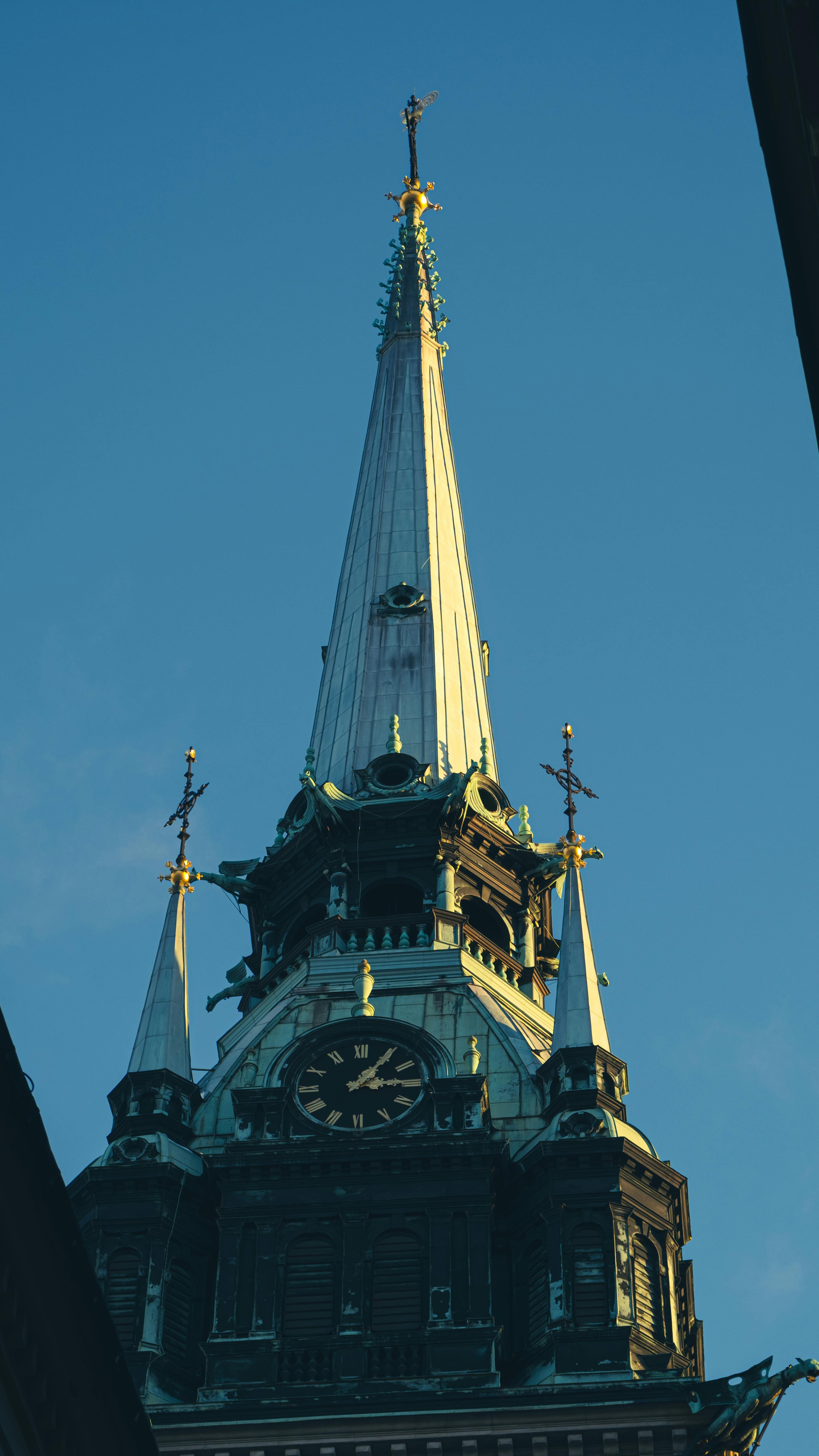 Gratis Nærbilde av spiret på Storkyrkan-katedralen mot en klar blå himmel i Stockholm, Sverige. Arkivbilde