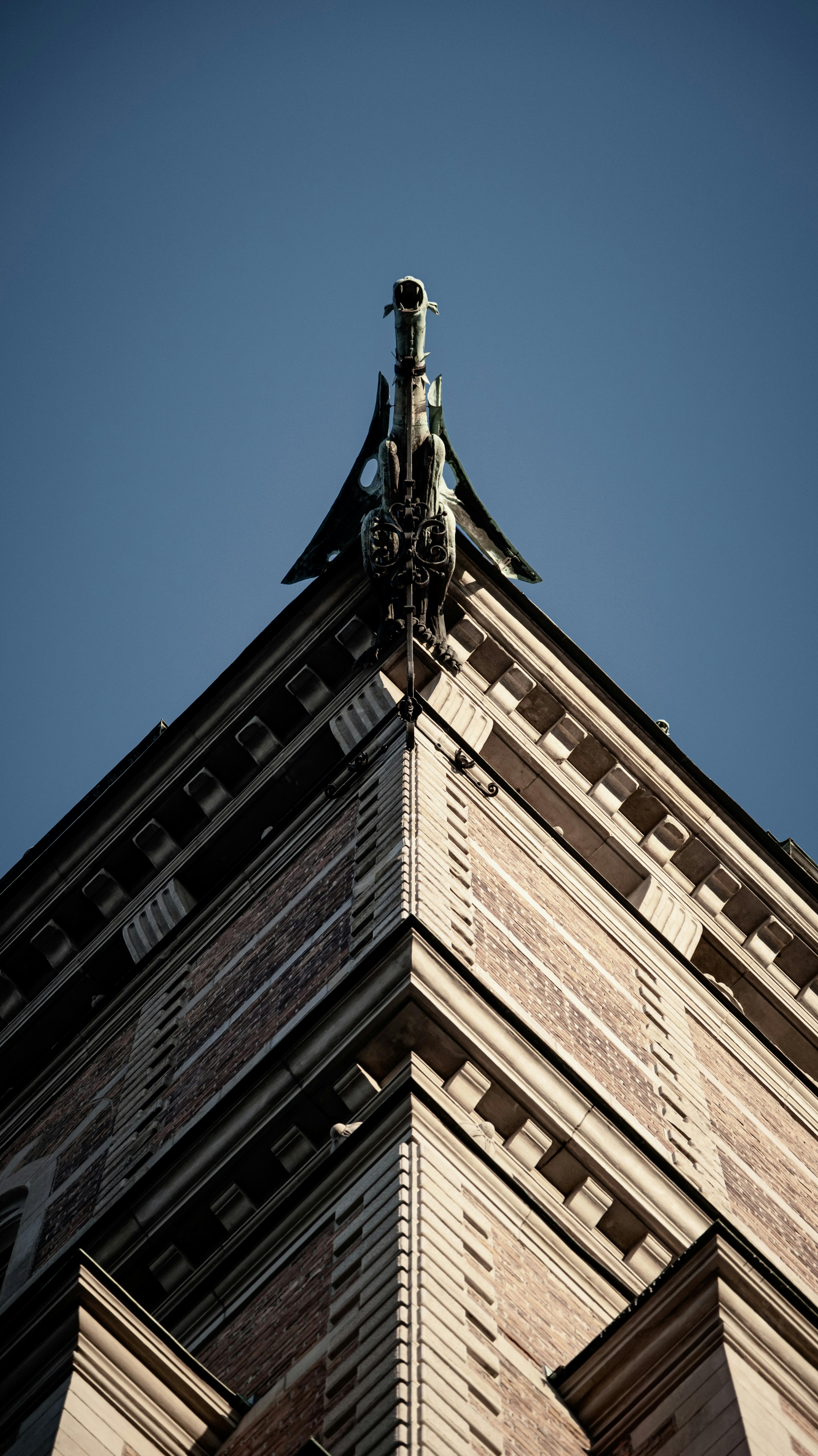 bezplatná Detailní pohled na věž stockholmské budovy proti jasné modré obloze, která ukazuje složitý design. Základová fotografie