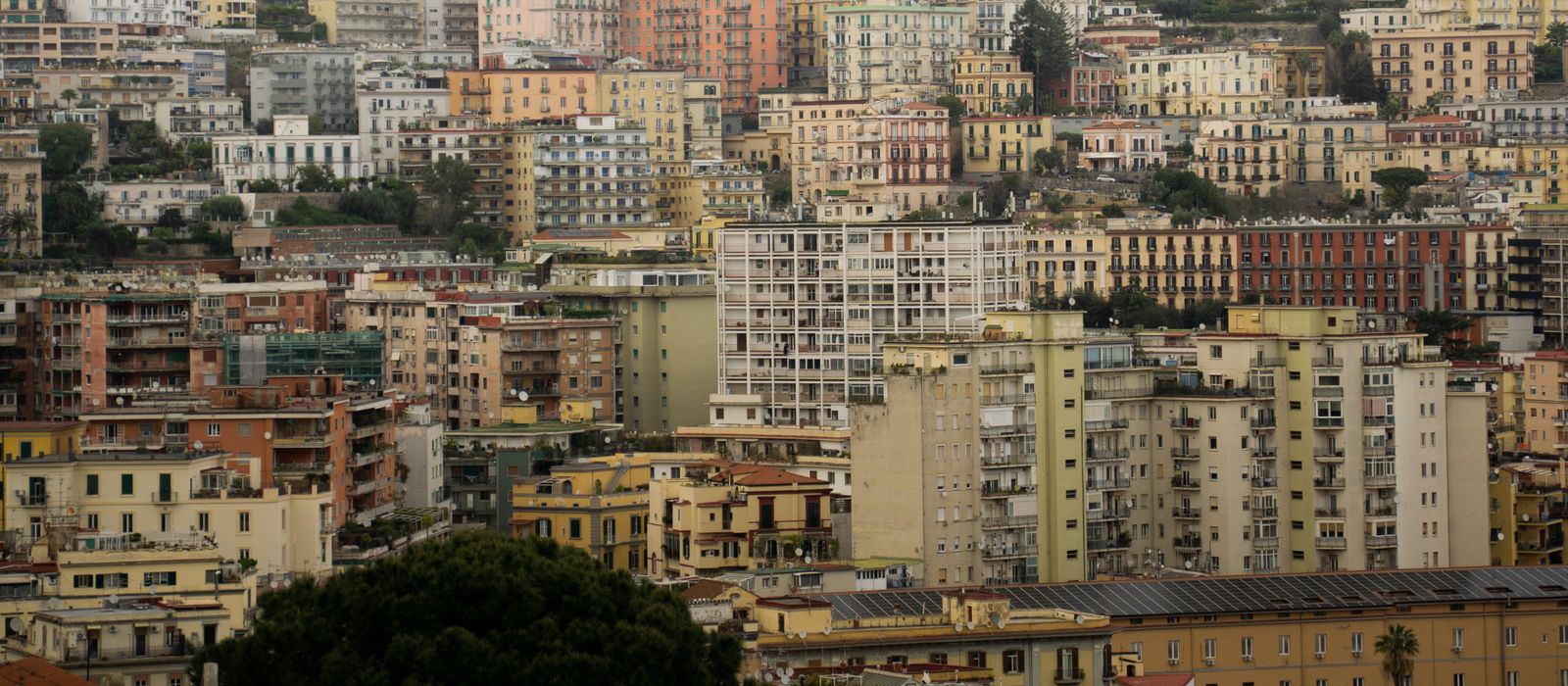 A vibrant aerial view of Naples's diverse architecture, capturing the city's essence. — flights from Venice to Naples