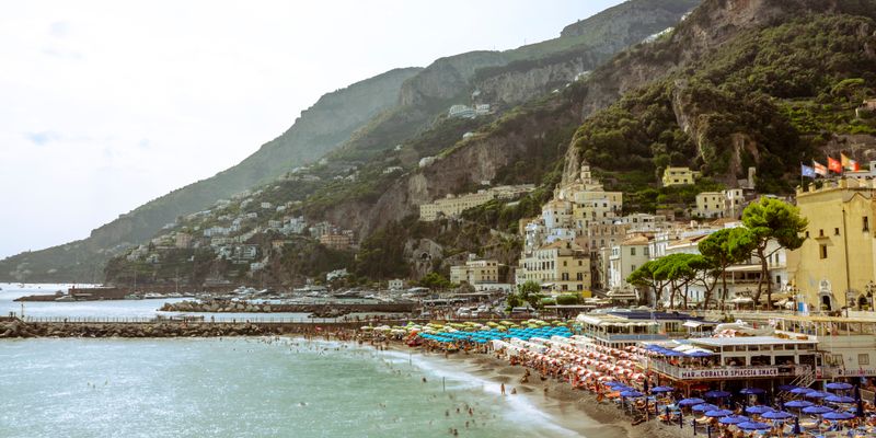 Una playa de la costa amalfitana llena de sombrillas de pago