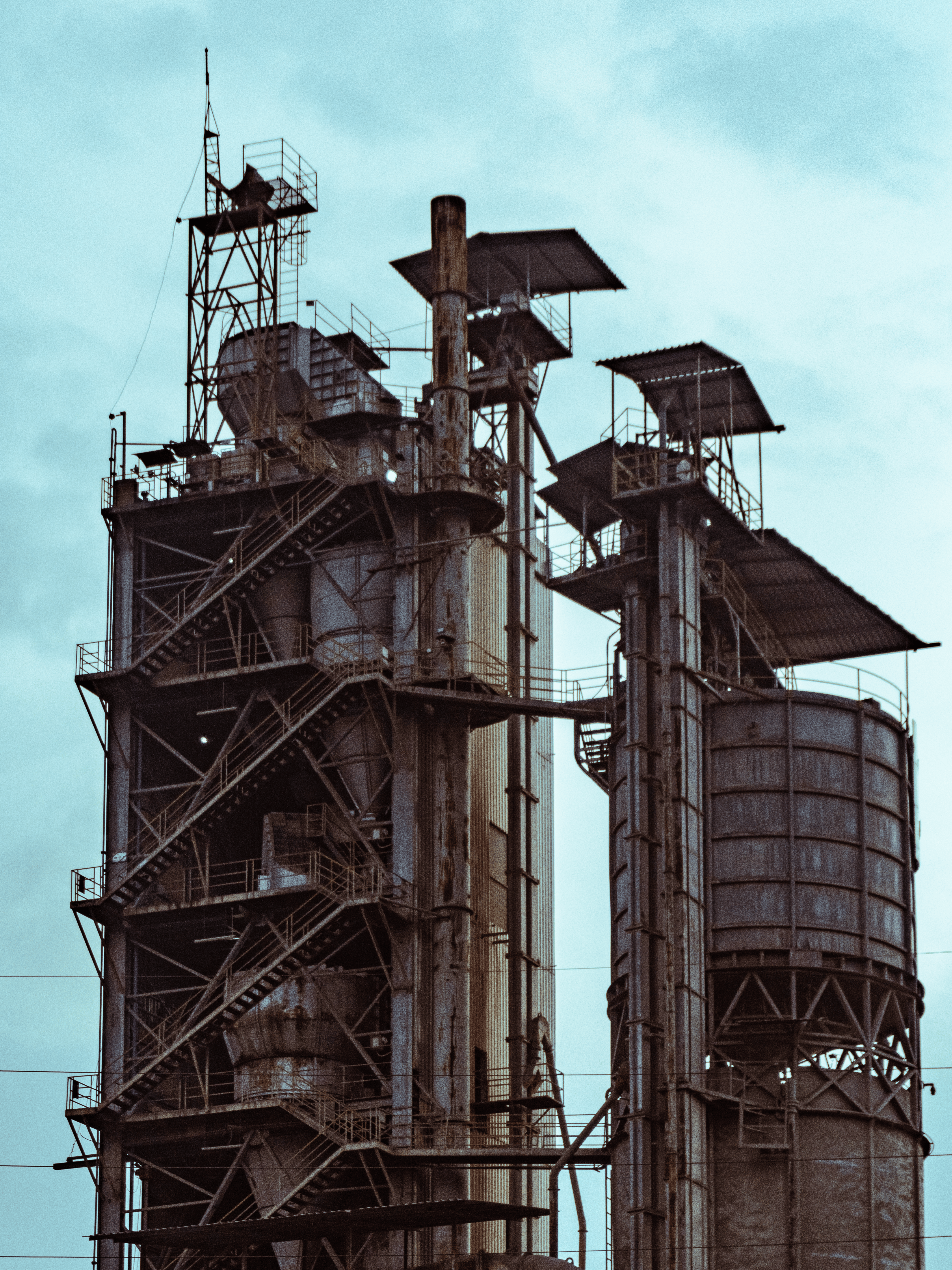 ingyenes Ipari gyárak tornyai közelről, tiszta kék égbolttal a háttérben. Stockfotó