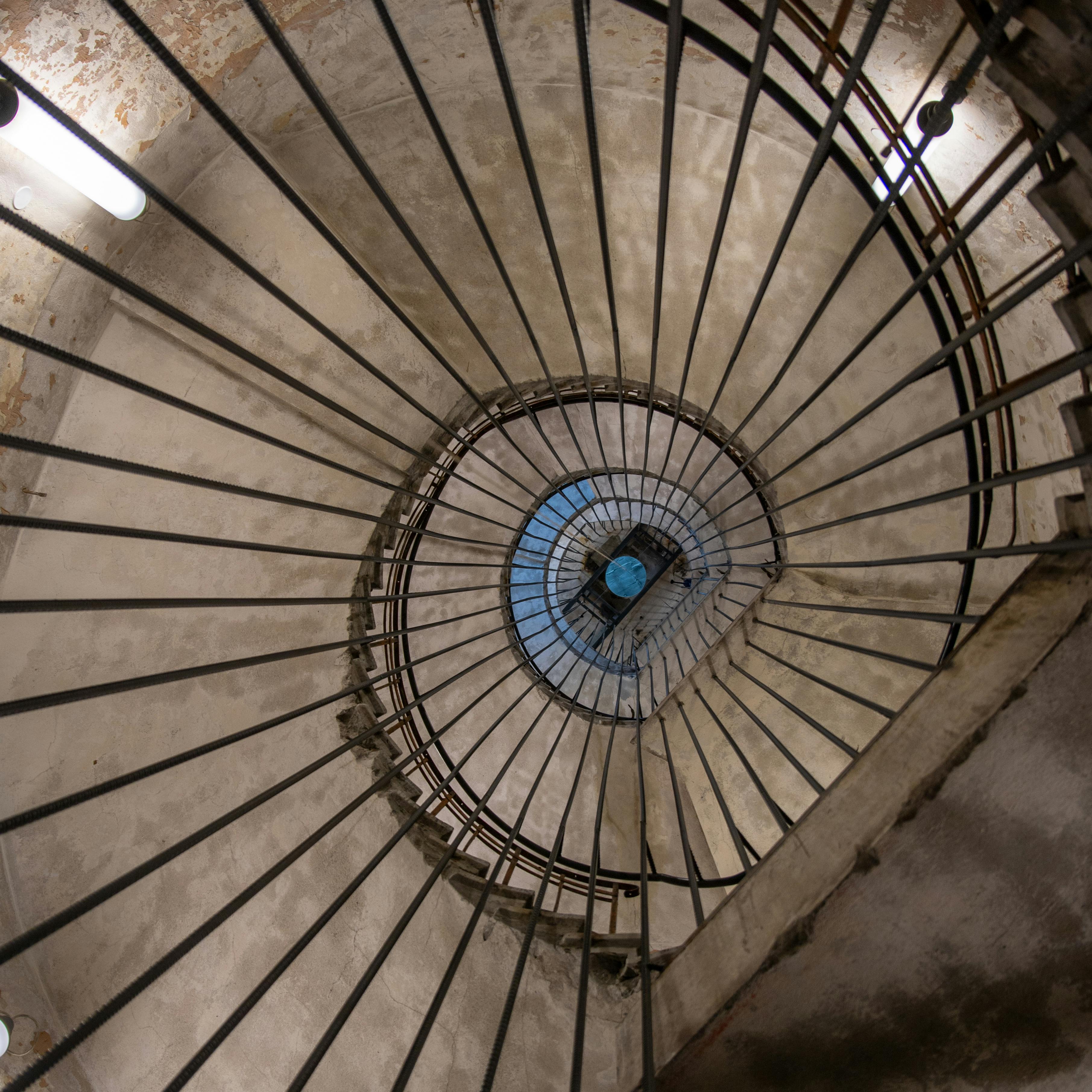 ingyenes Drámai kilátás egy régi csigalépcsőre vaskorláttal a történelmi Tallinnban, Észtországban. Stockfotó