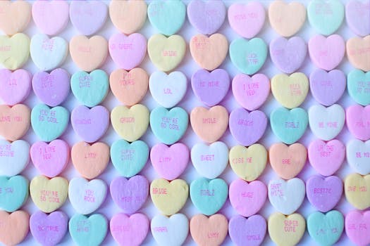 色彩鲜艳的心形糖果，非常适合情人节，还带有甜蜜的信息