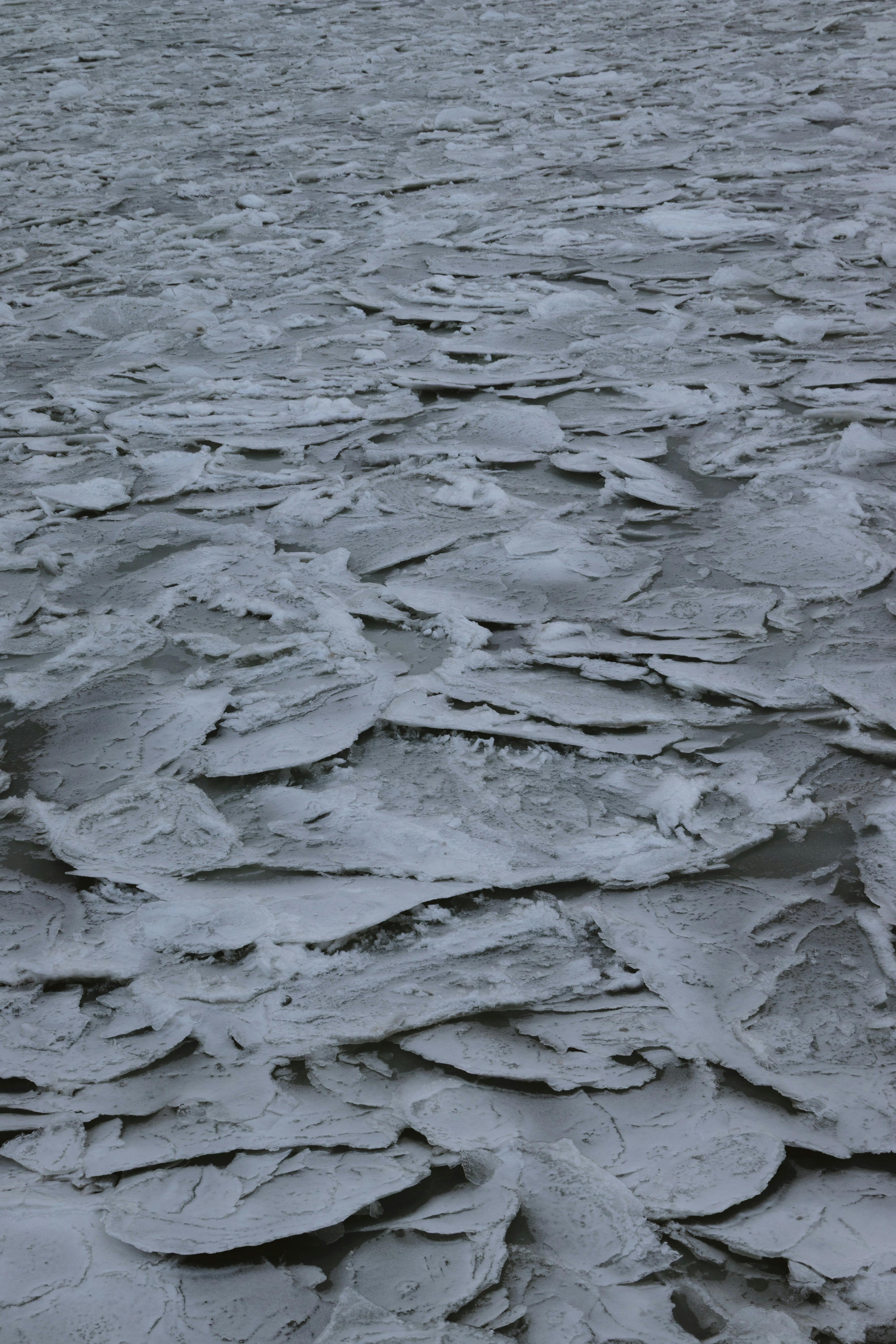 ingyenes Lenyűgöző látvány a vízfelületen réteges jégtakarókról, amelyek a téli hideget sugározzák. Stockfotó