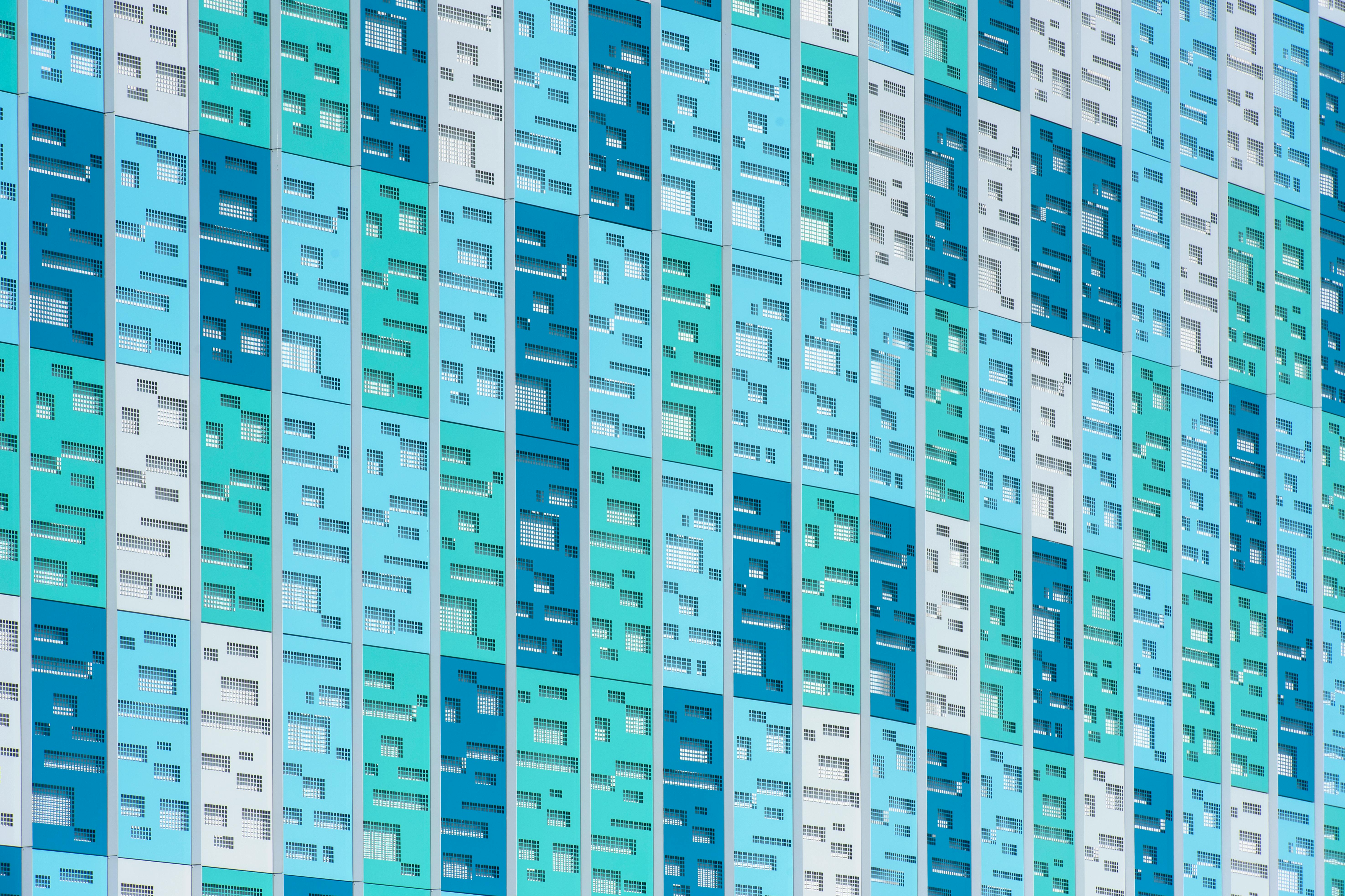 Ilmainen Eloisa geometrinen julkisivu Amersfoortissa, joka esittelee modernia arkkitehtonista suunnittelua ja värivaihtoehtoja. Kuvapankkikuva